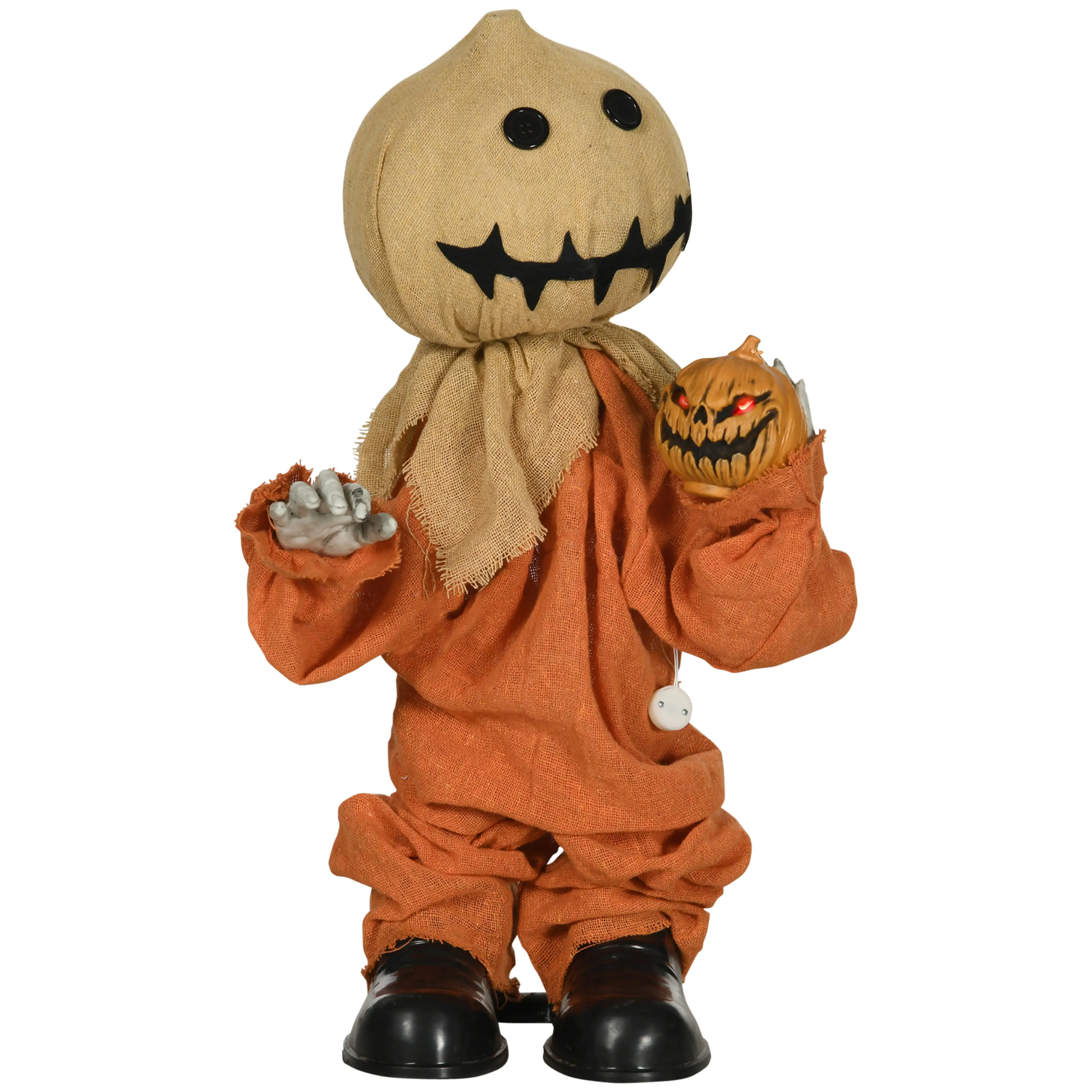 Fågelskrämma till halloween med säckvävshuvud, orange overall och en pumpa i handen