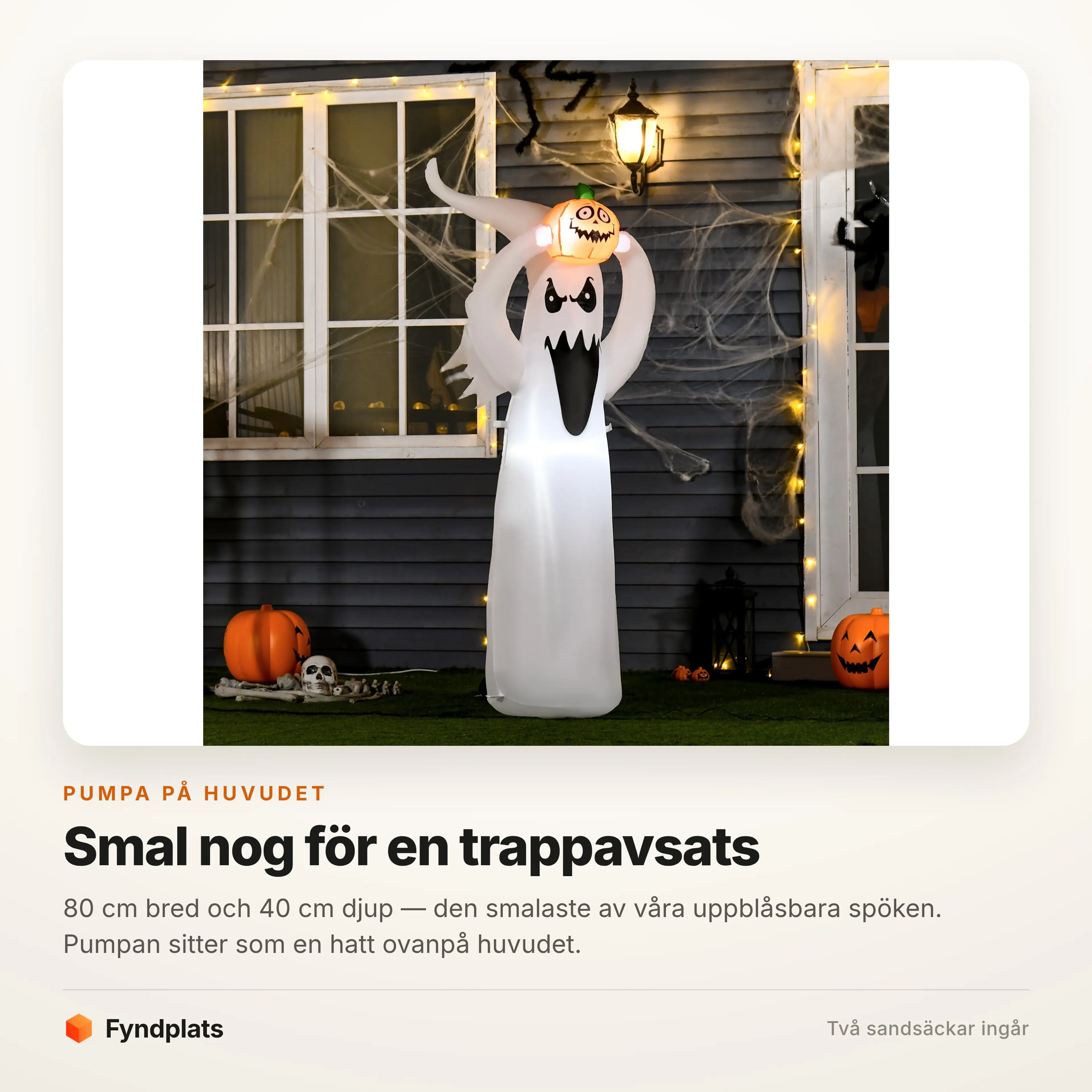 Spöket upplyst bland pumpor på gräsmattan