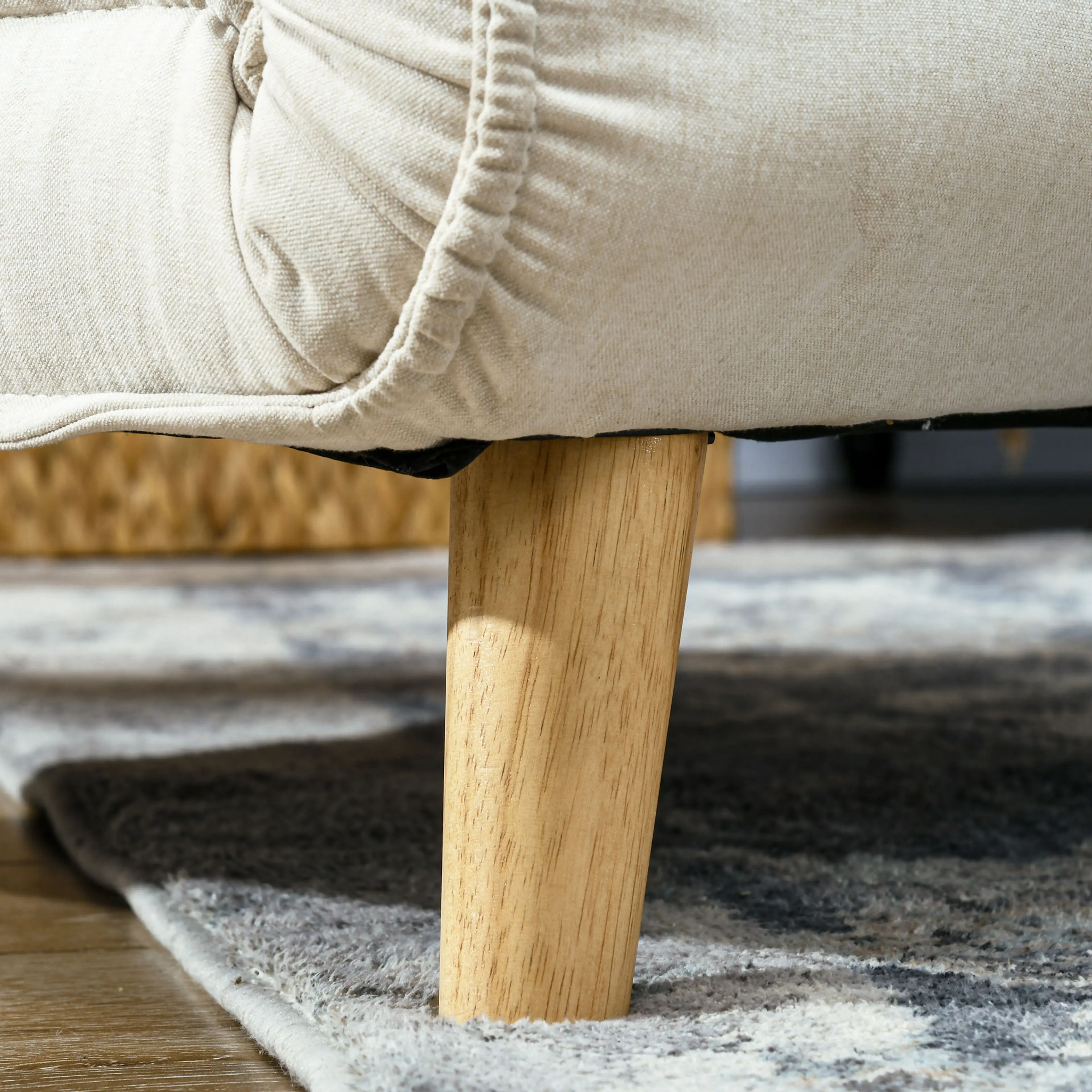 Bäddfåtöljen i cremevit utfälld till bädd med kudden på plats