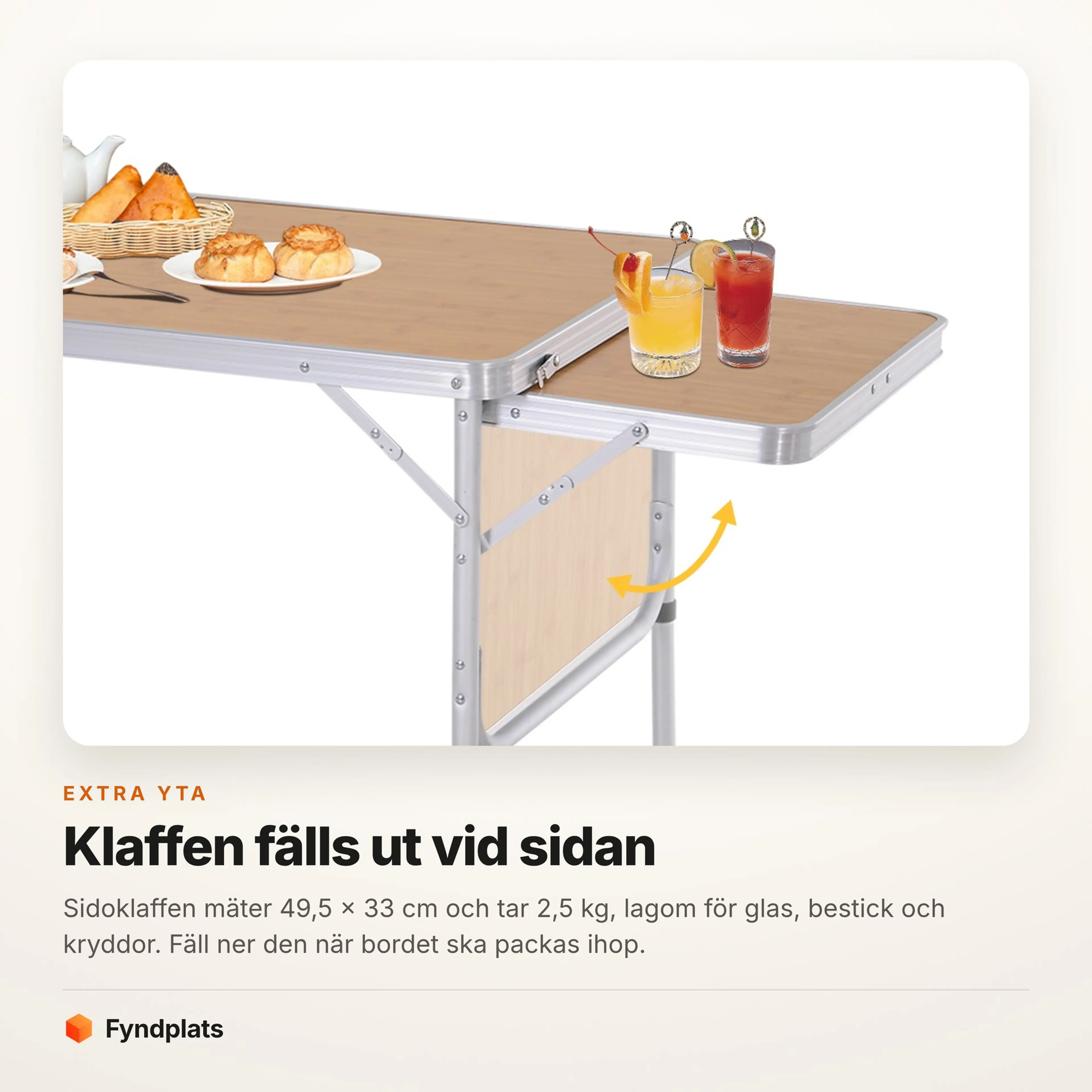 Sidoklaffen på picknickbordet utfälld med glas och bakverk på bordsskivan.