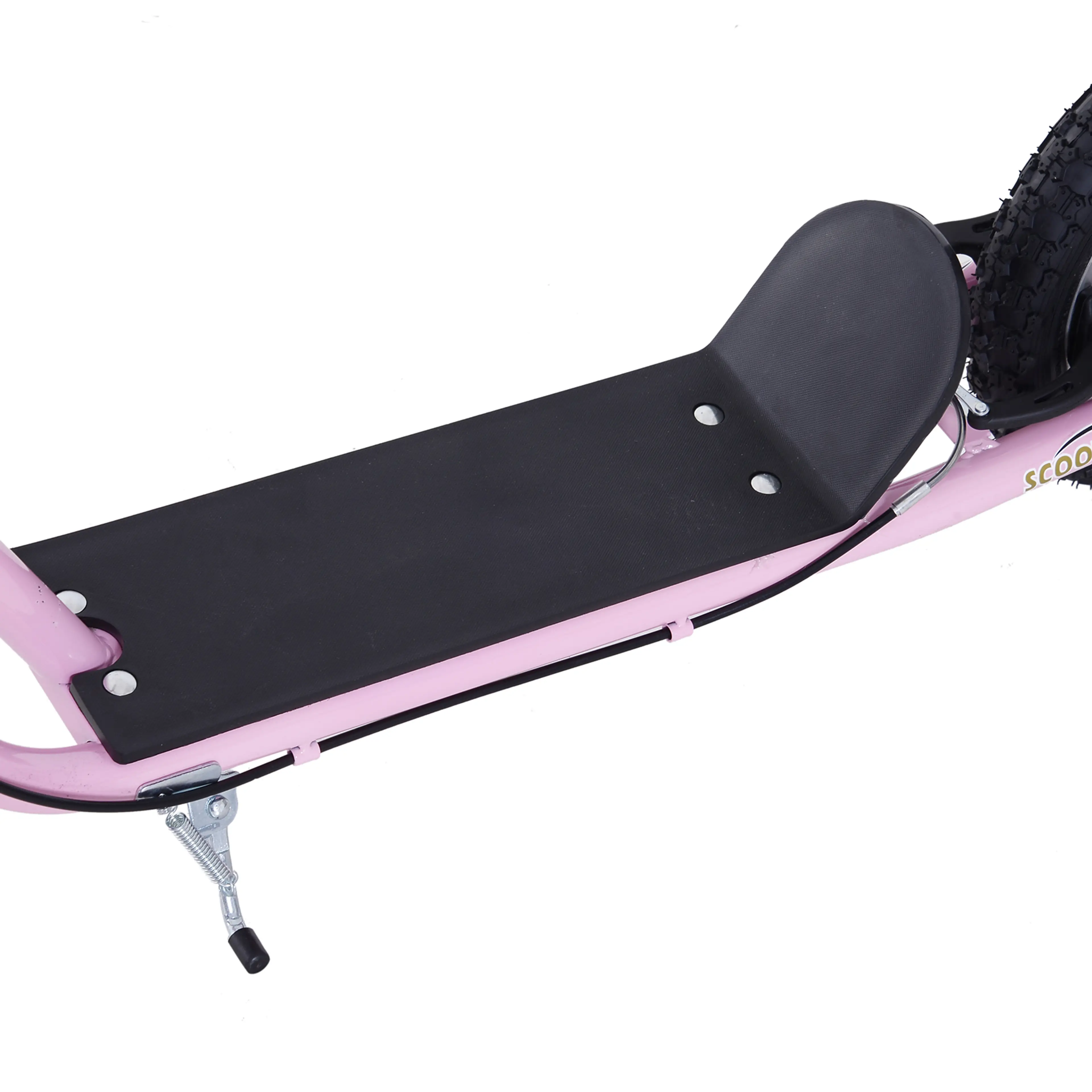Fotplattan på rosa sparkcykel sedd snett uppifrån