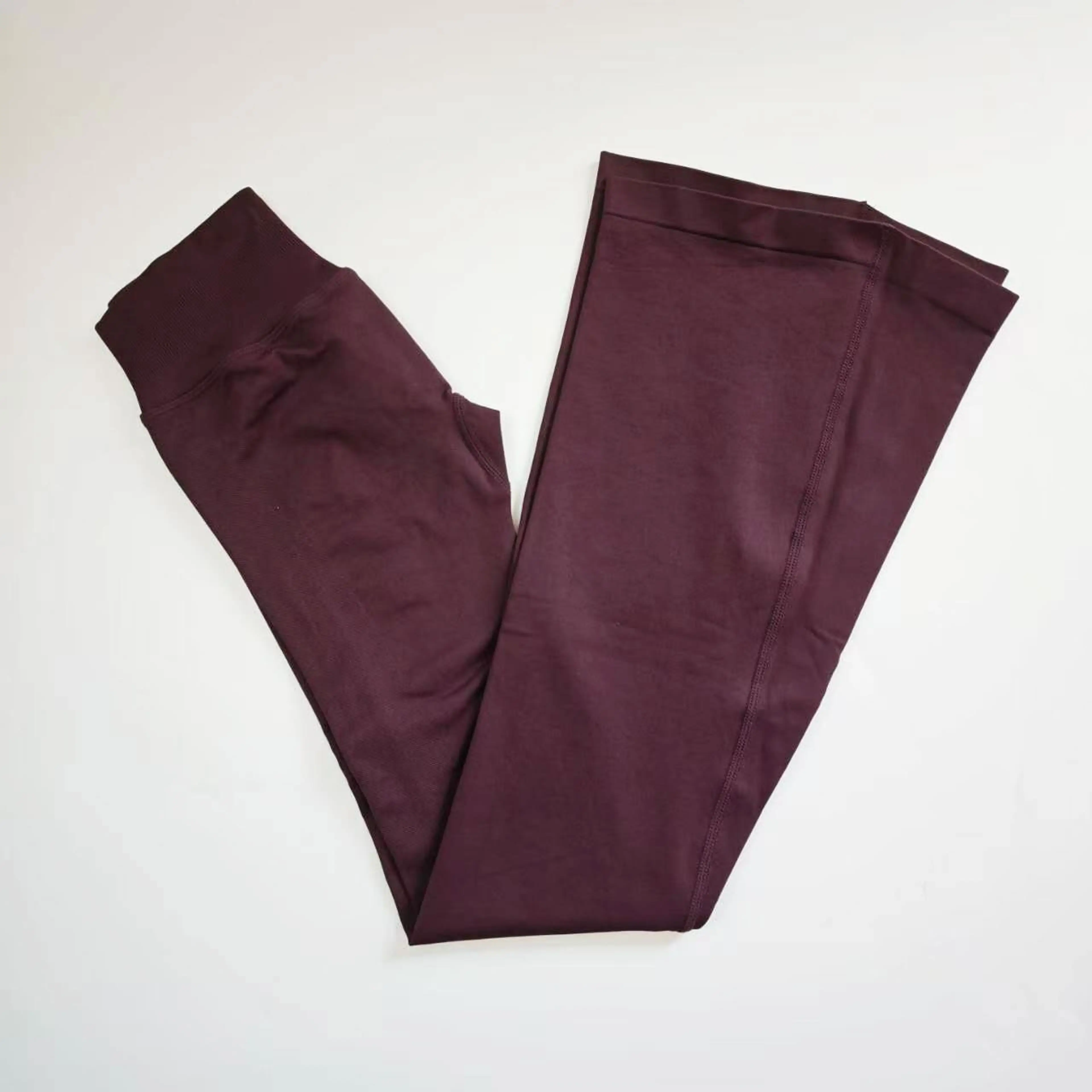 Mörkt plommonfärgade utsvängda leggings, färgnamn Djupt kaffe