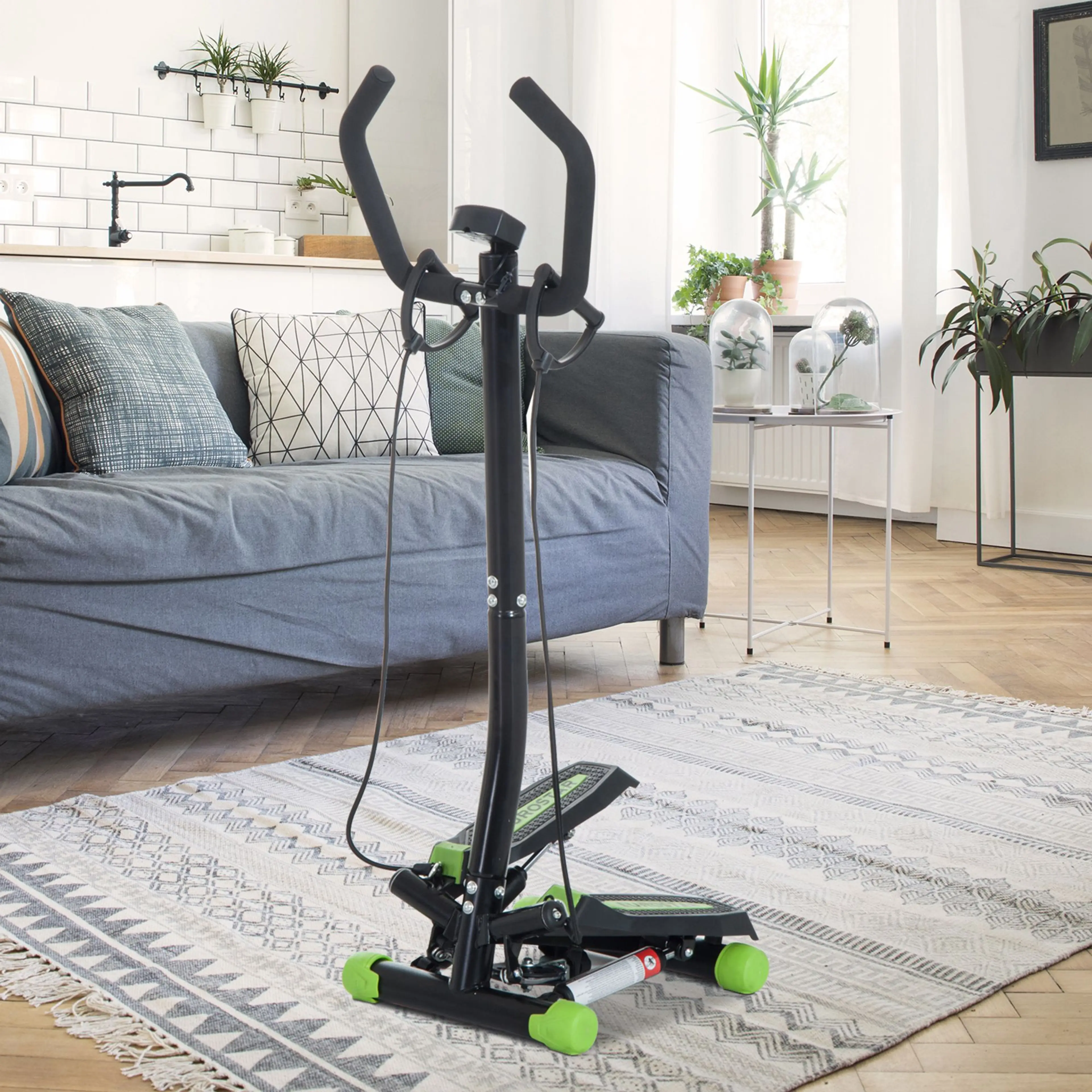 Steppern på en randig matta i ett ljust vardagsrum framför en grå soffa