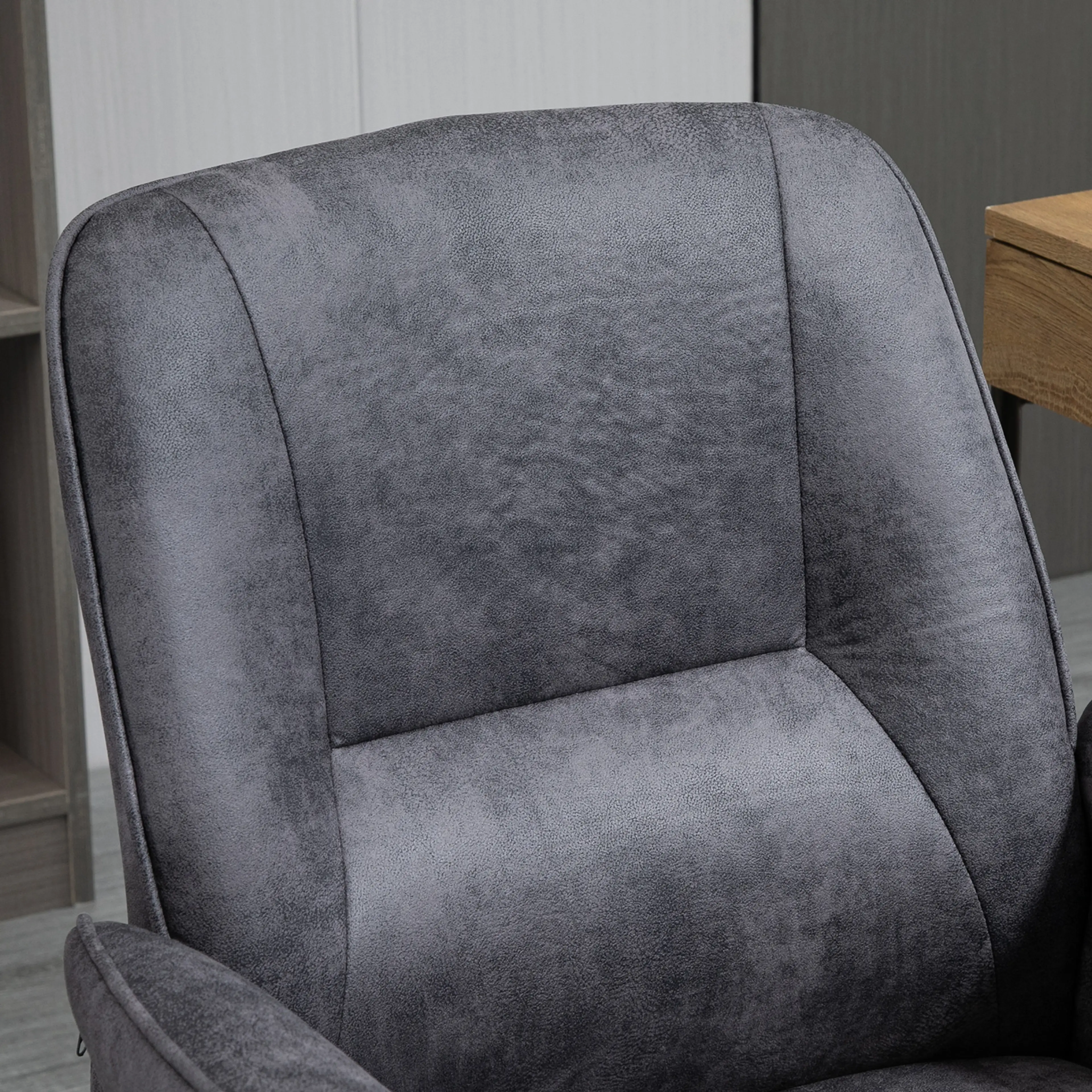 Närbild på ryggens stoppning i mörkgrå mikrofiber