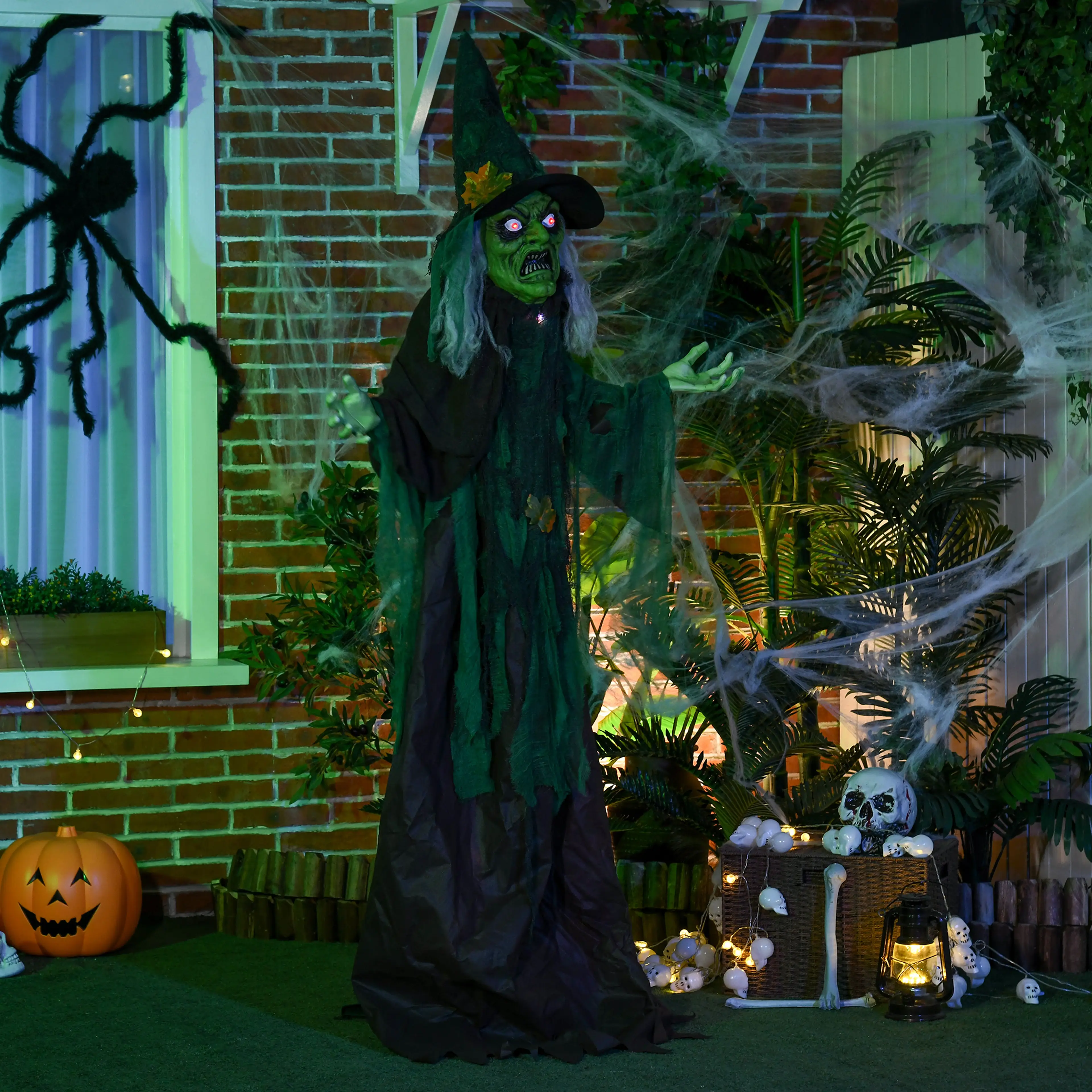Häxan bland pumpor och halloweenpynt