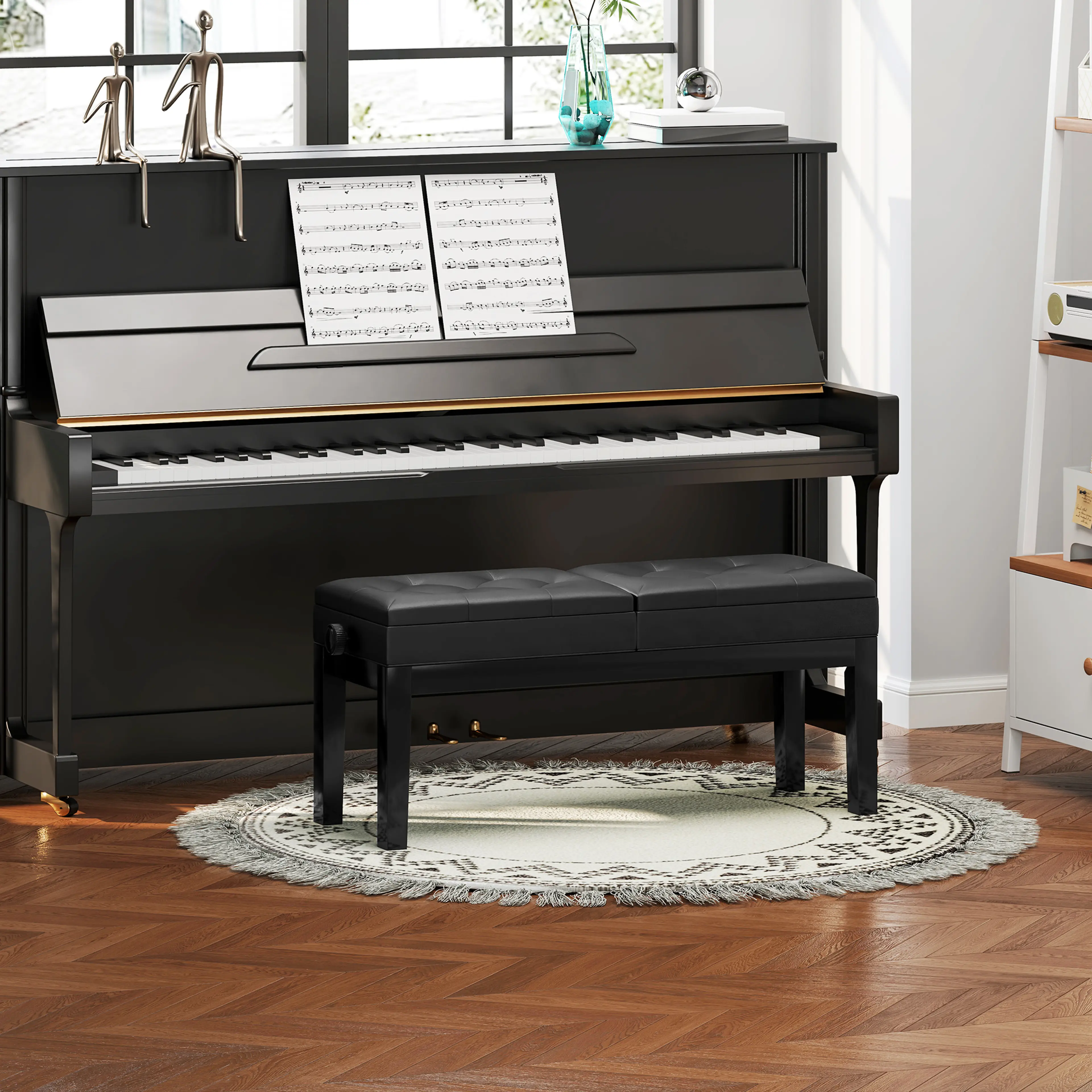 Pianobänken framför ett svart piano i ett ljust rum
