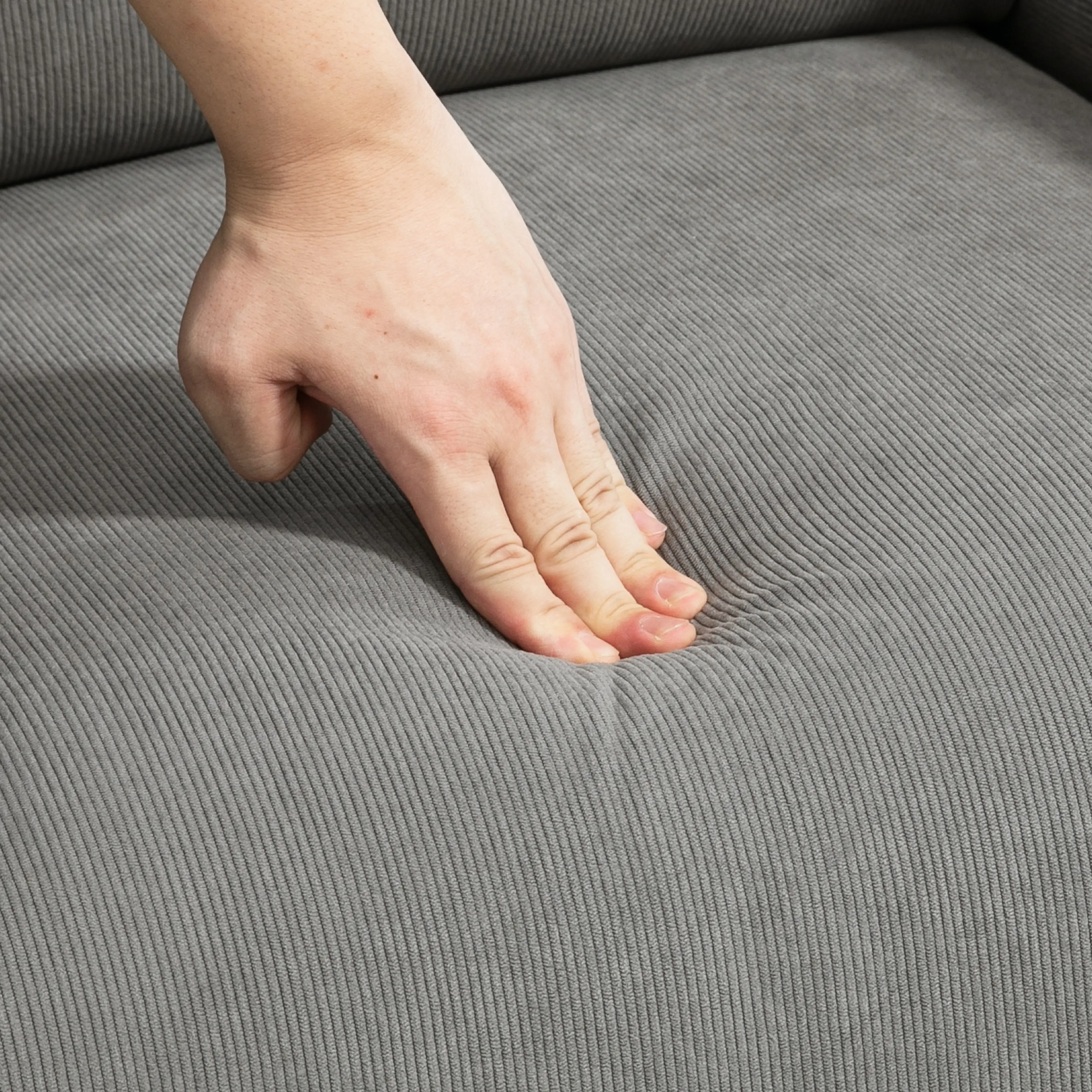 Närbild där en hand trycker ner i sitsens stoppning