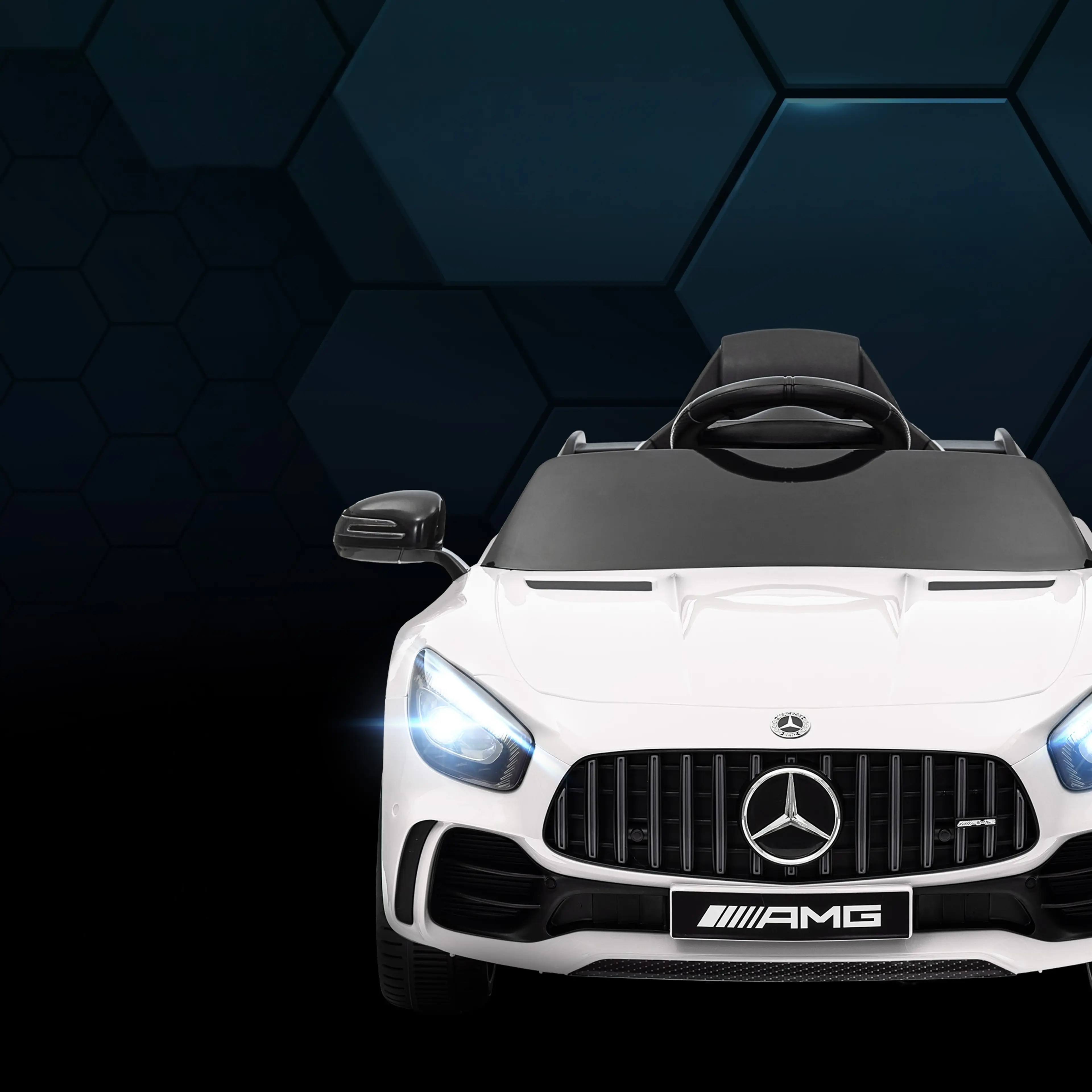 Vit Mercedes-Benz AMG GT R elbil för barn rakt framifrån med AMG-grill, Mercedes-stjärna och tända strålkastare