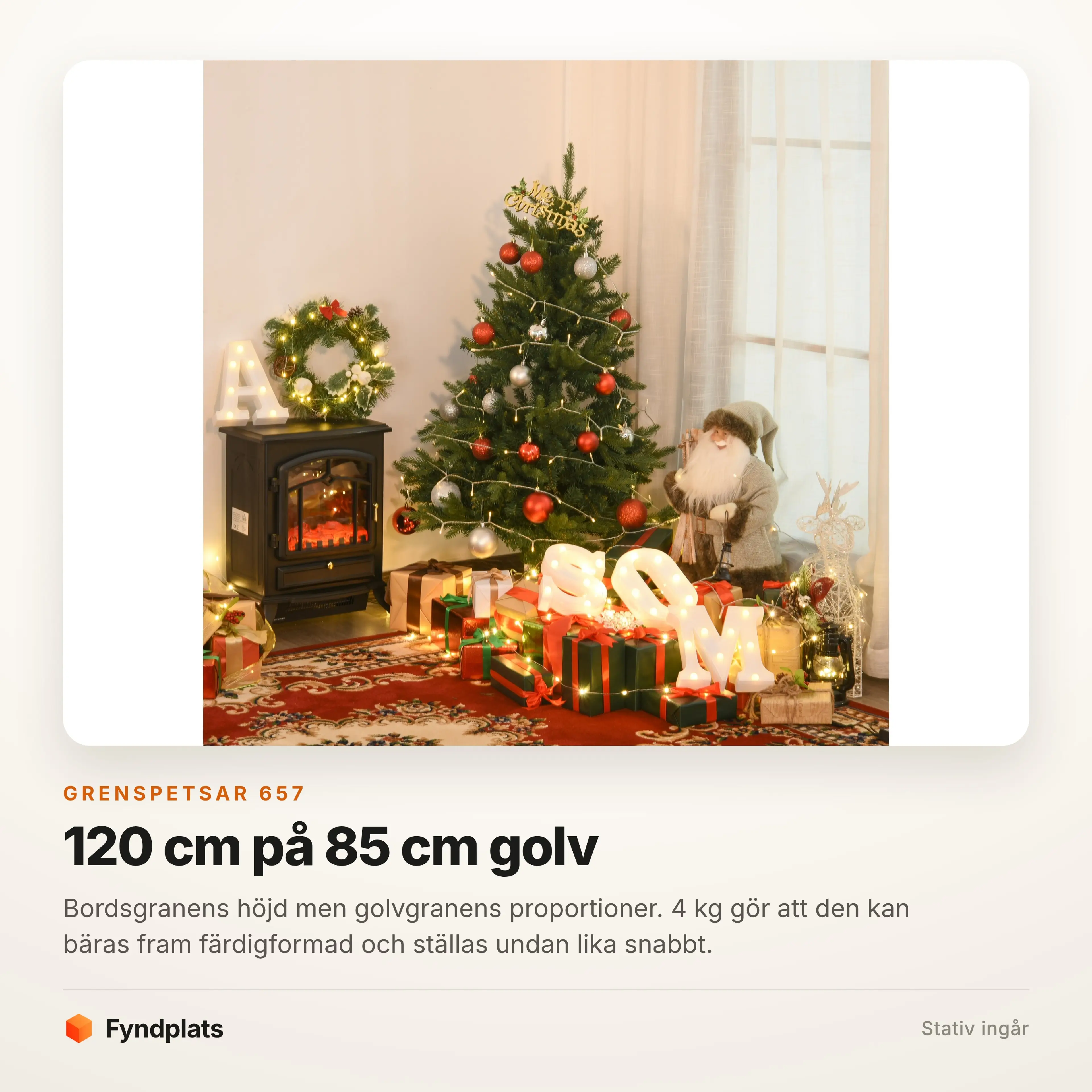 Granen pyntad i rött och guld i ett vardagsrum