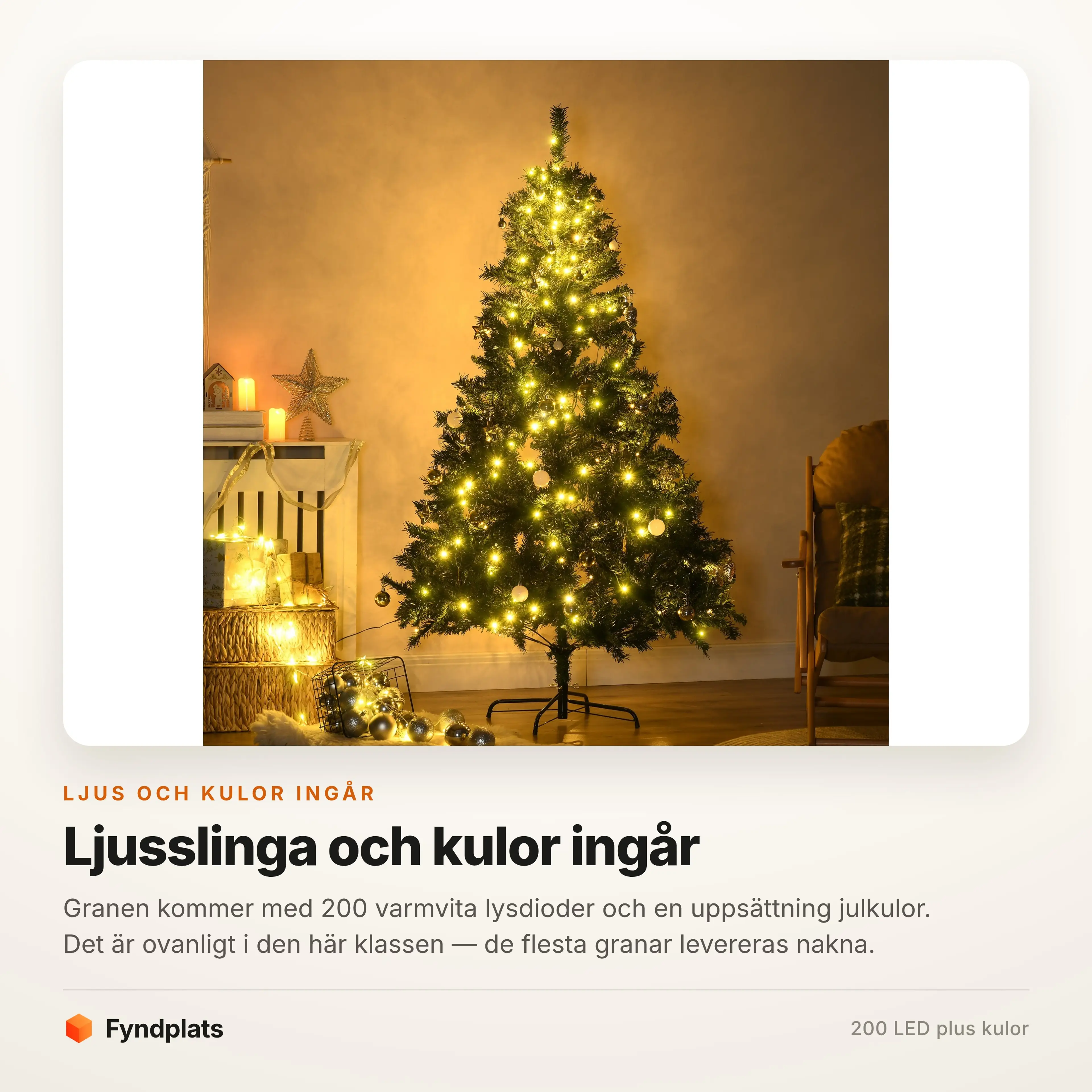 Granen lyser varmvitt framför en öppen spis