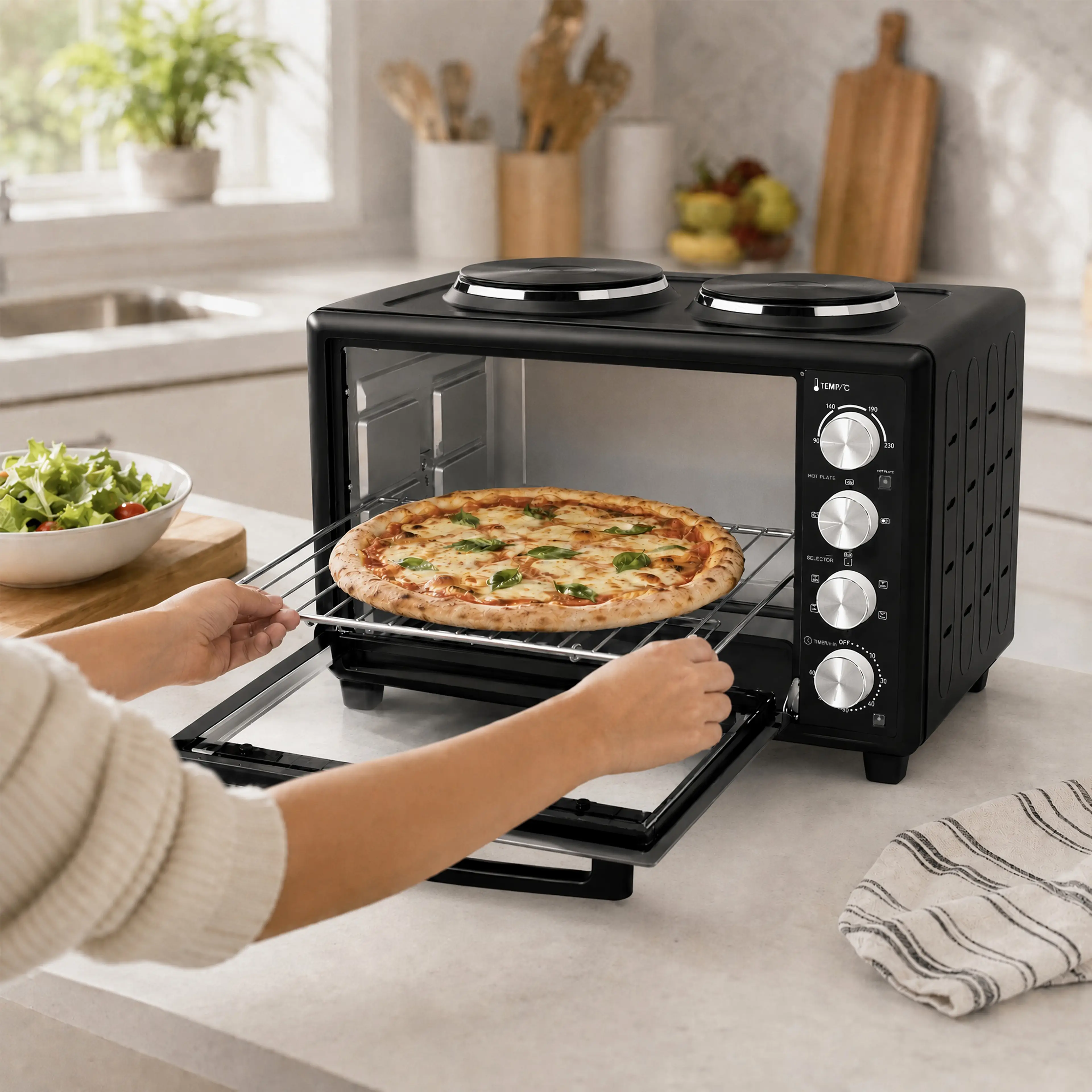 Hand som drar ut en färdiggräddad pizza ur bänkugnen.