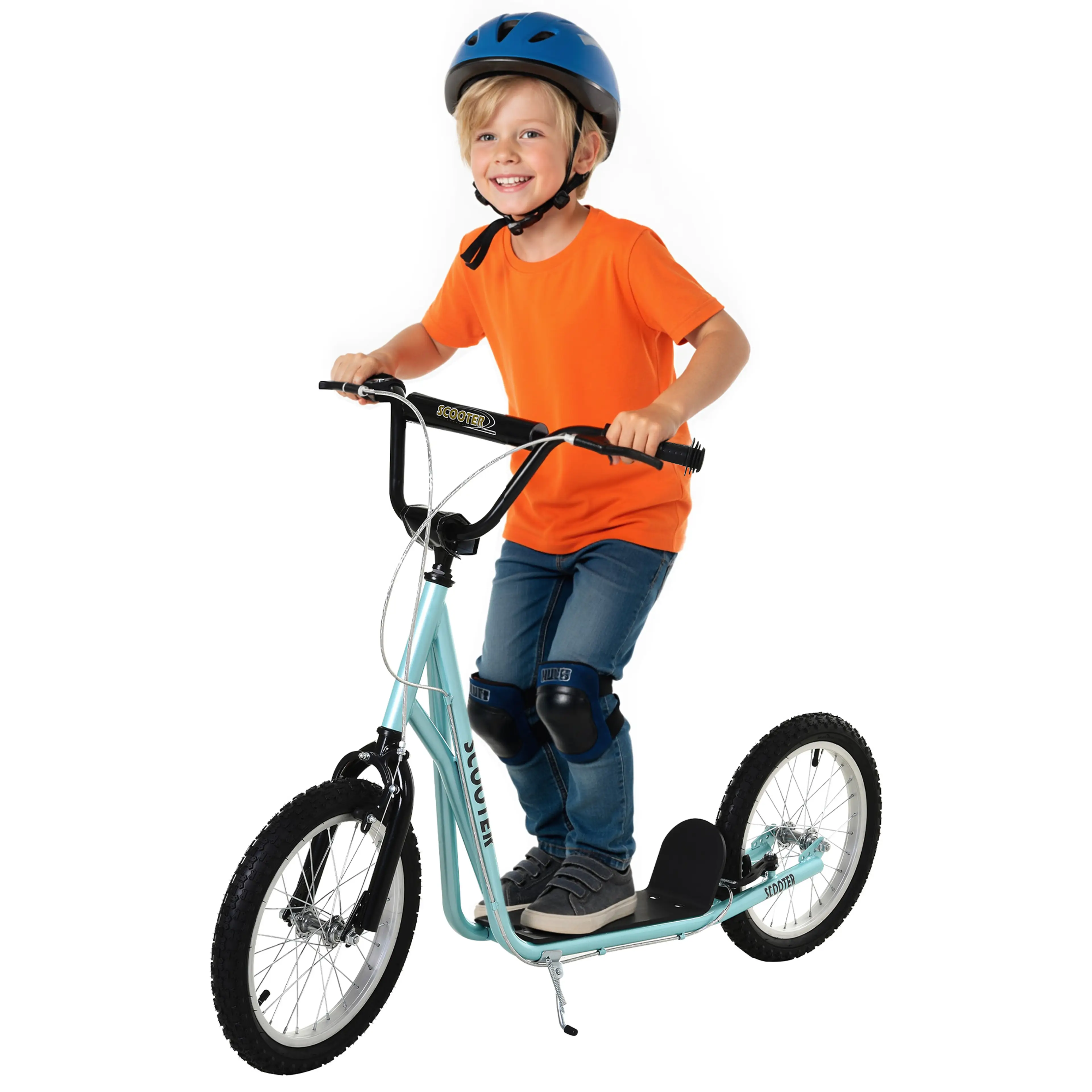 Barn med hjälm och knäskydd står på den blå sparkcykeln mot vit bakgrund
