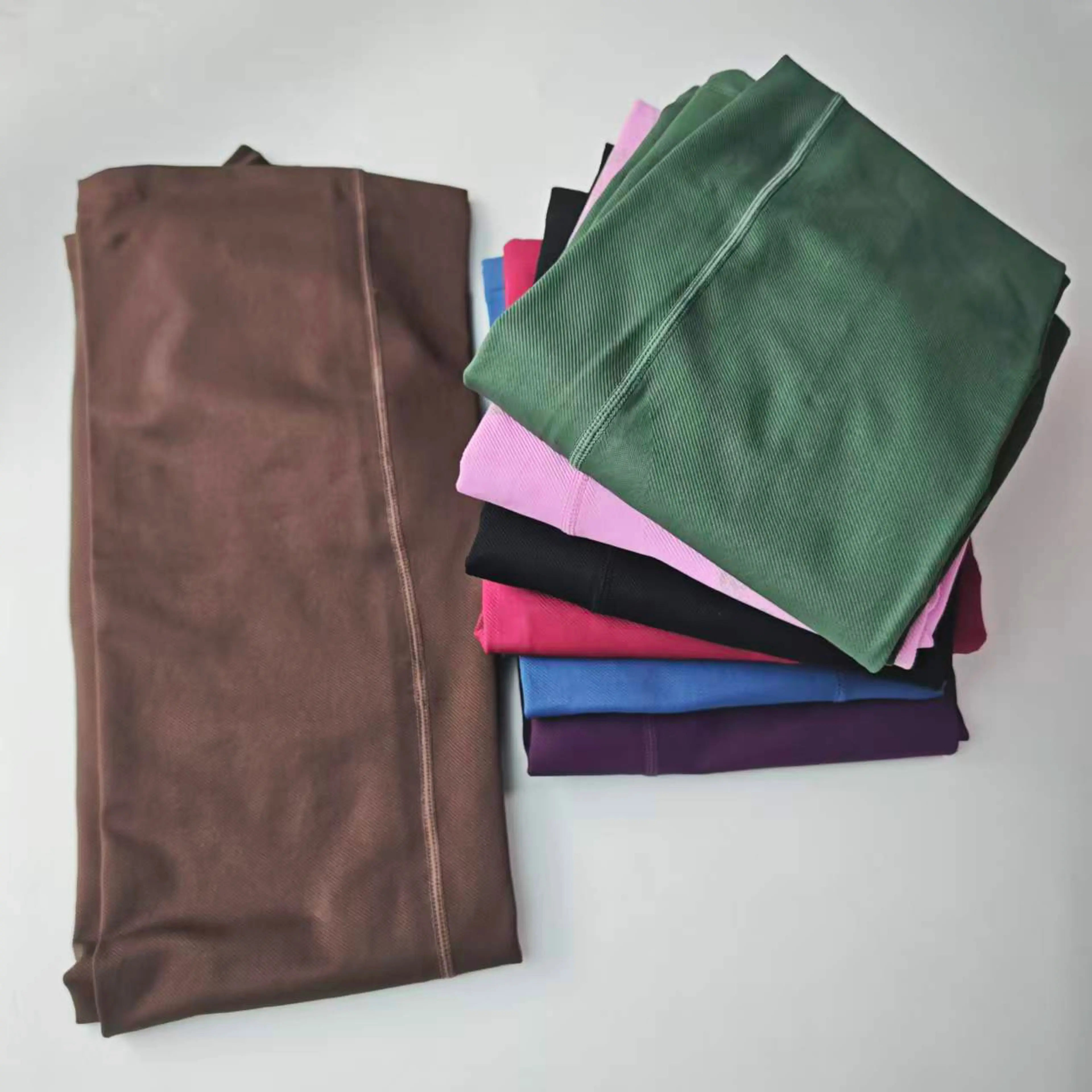 Hopvikta yogabyxor i brunt, grönt, blått och rosa