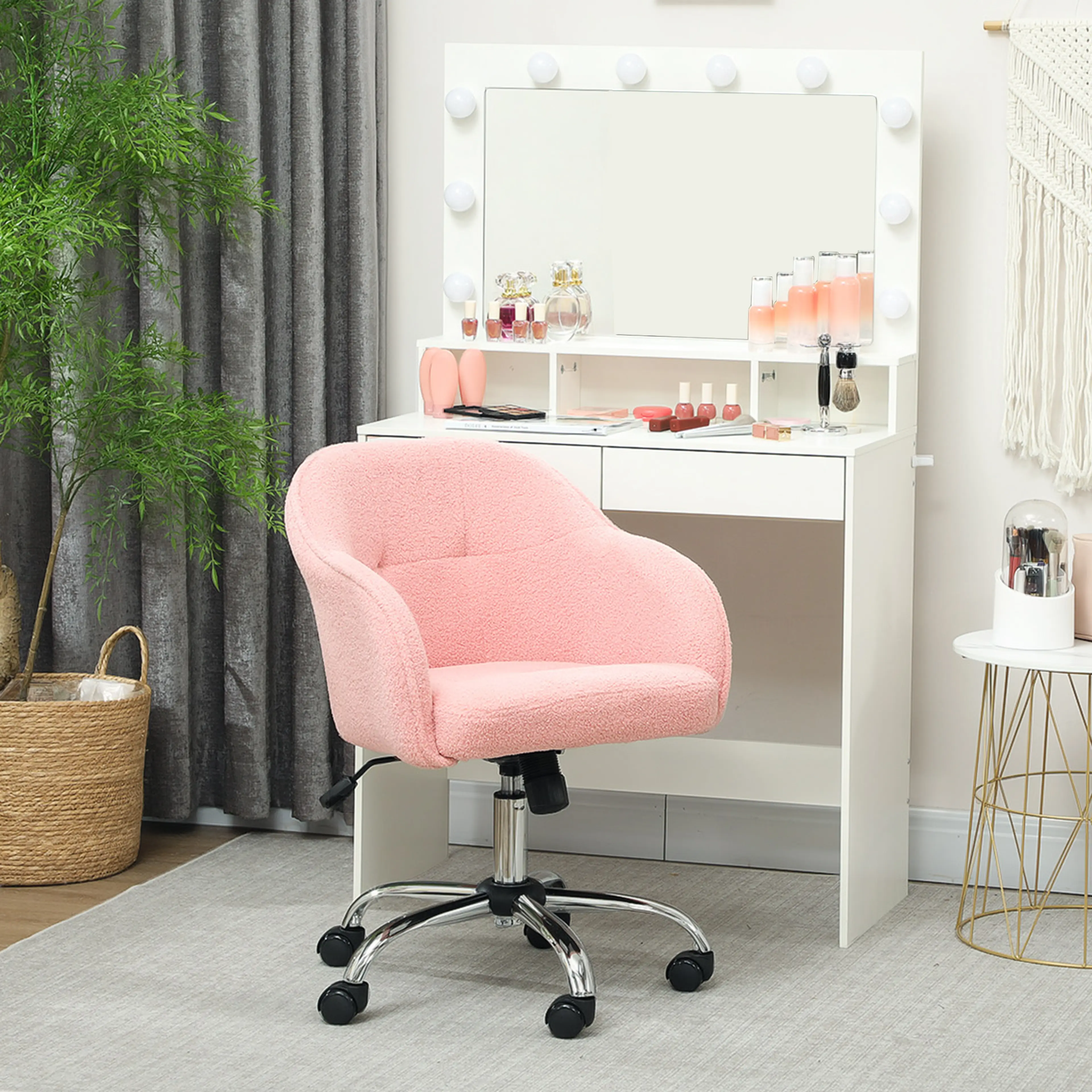 Sminkstol i rosa teddytyg, vid ett sminkbord med lampor runt spegeln