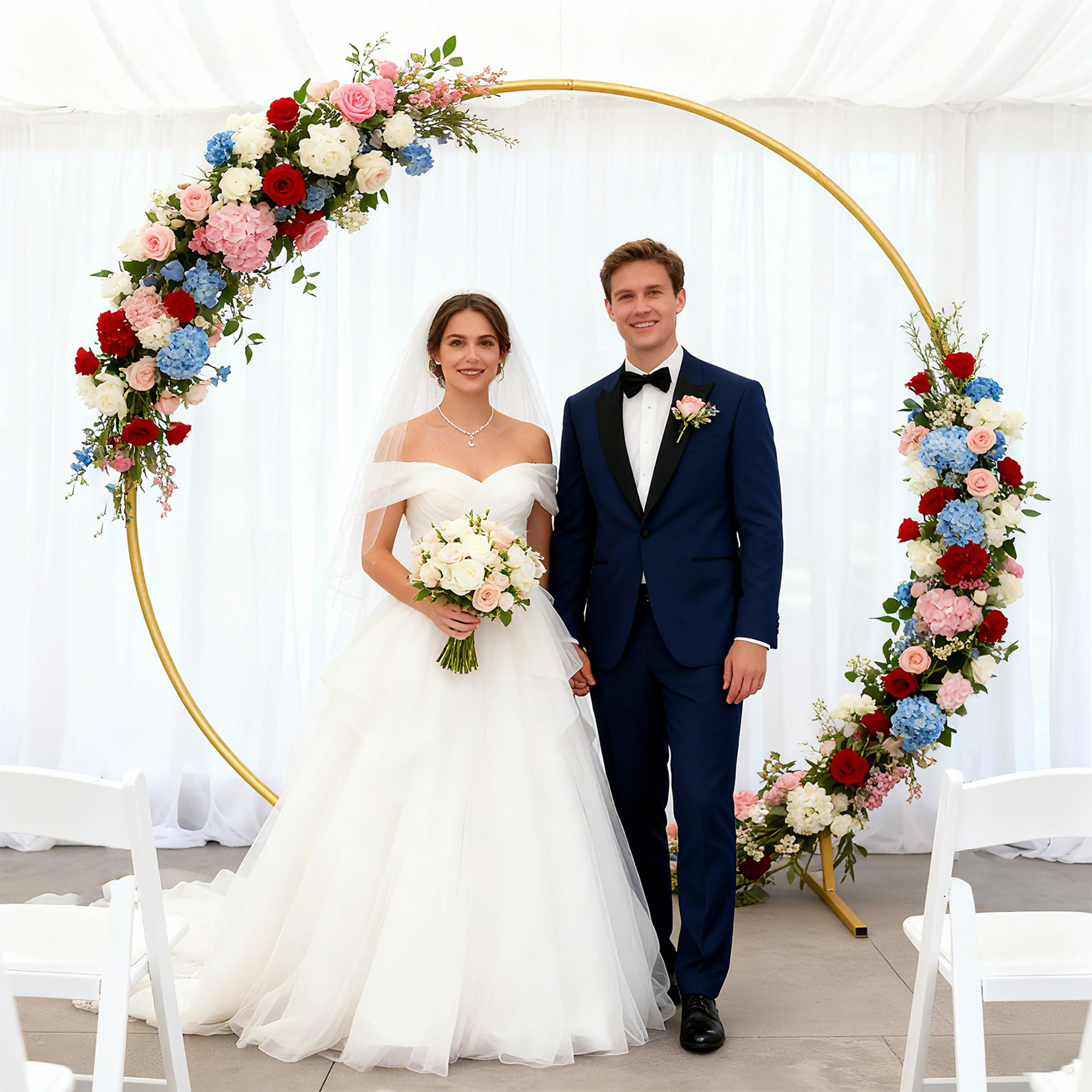 Brudpar som står inuti den blomsterdekorerade ringen