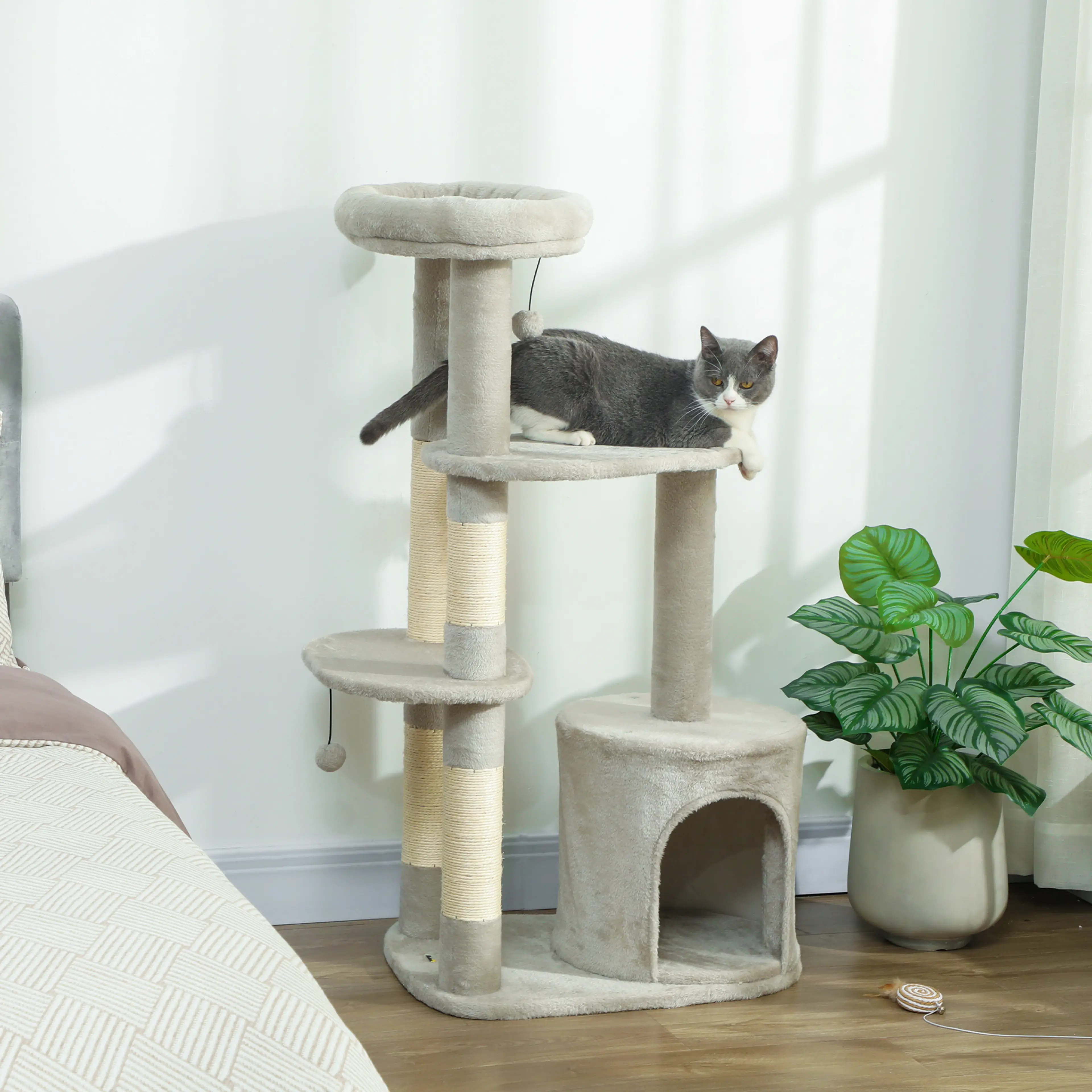 Klösträdet i ett sovrum med en katt liggande på mellanplattformen