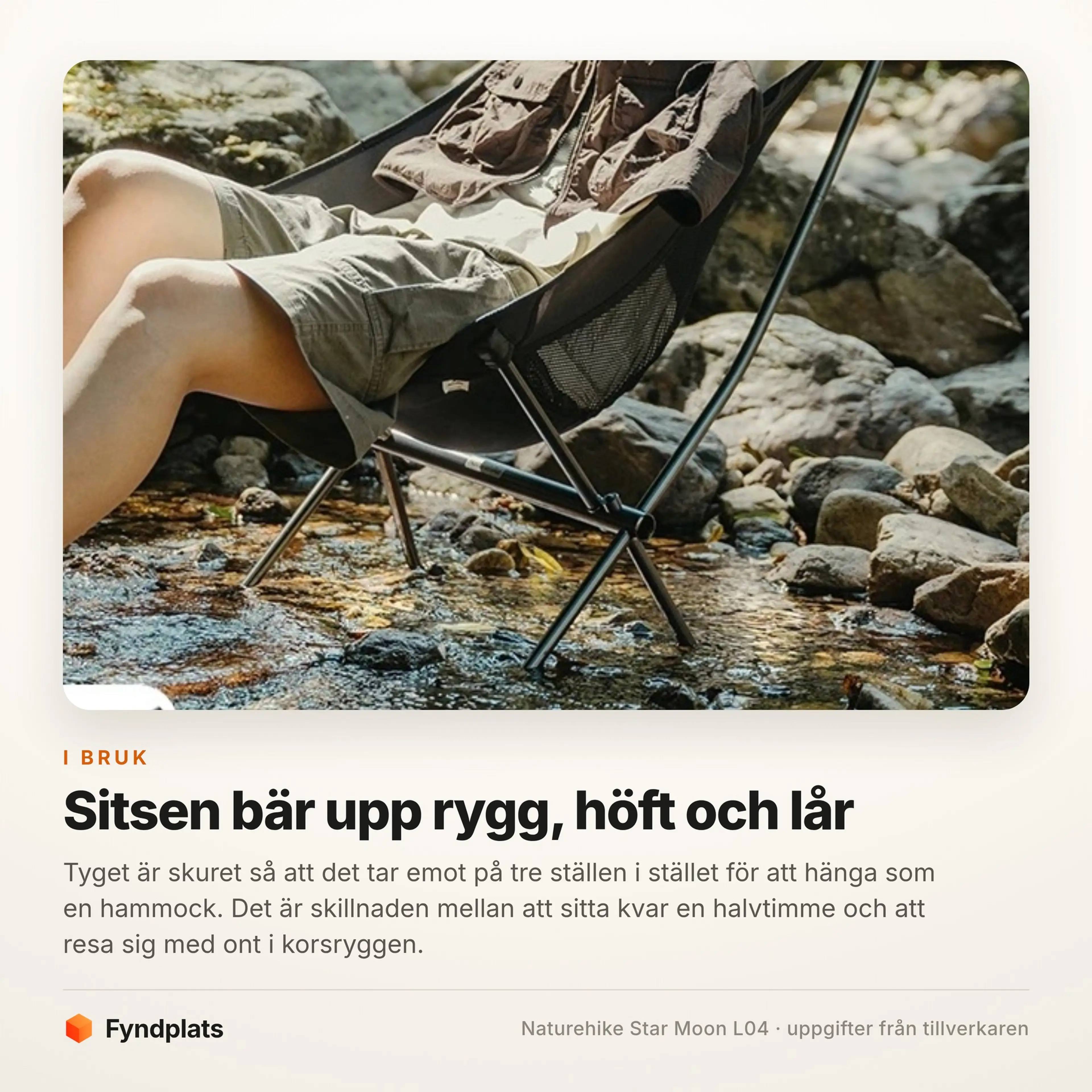 Person som sitter i campingstolen vid en bäck med benen i vattnet