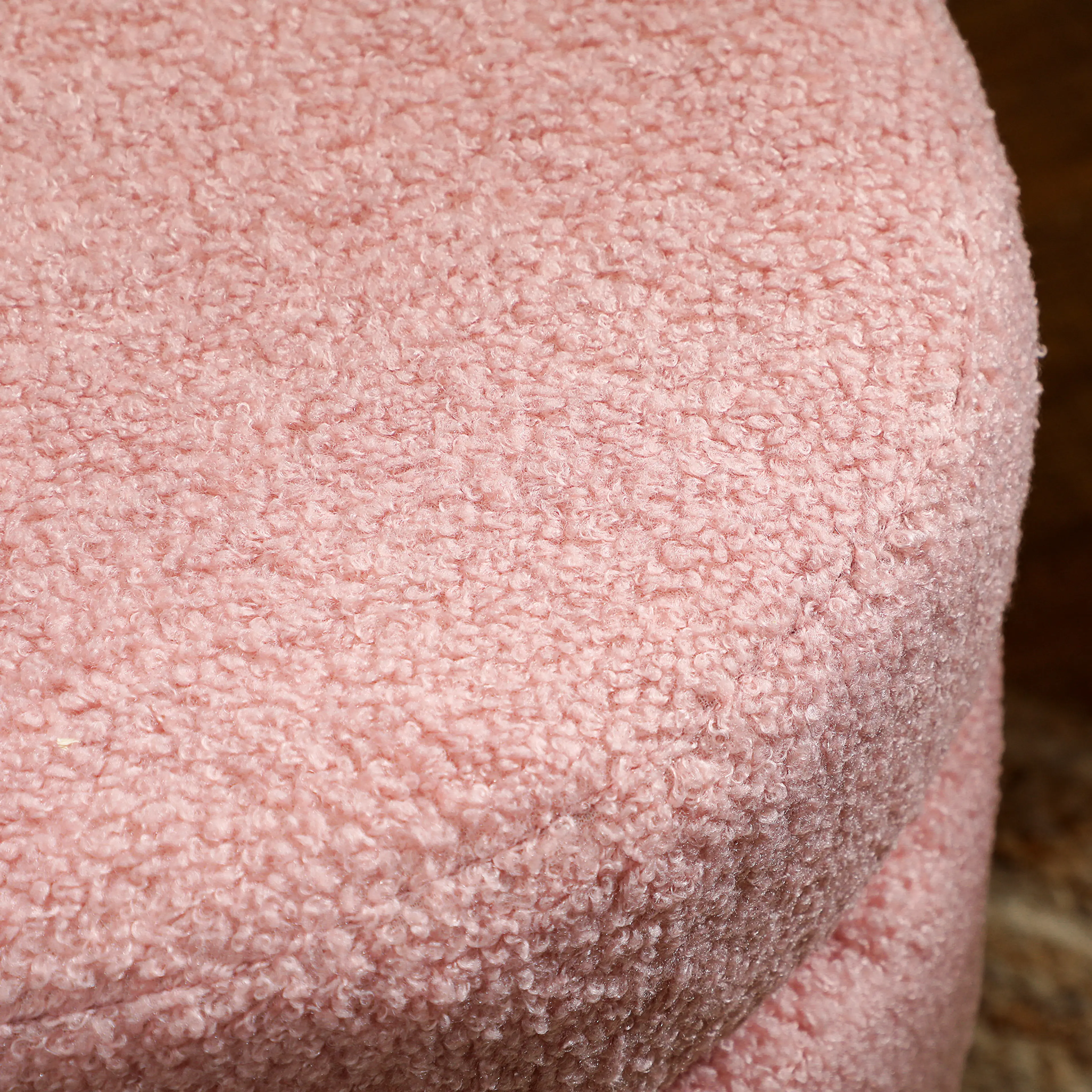Närbild på det lockiga rosa teddytyget
