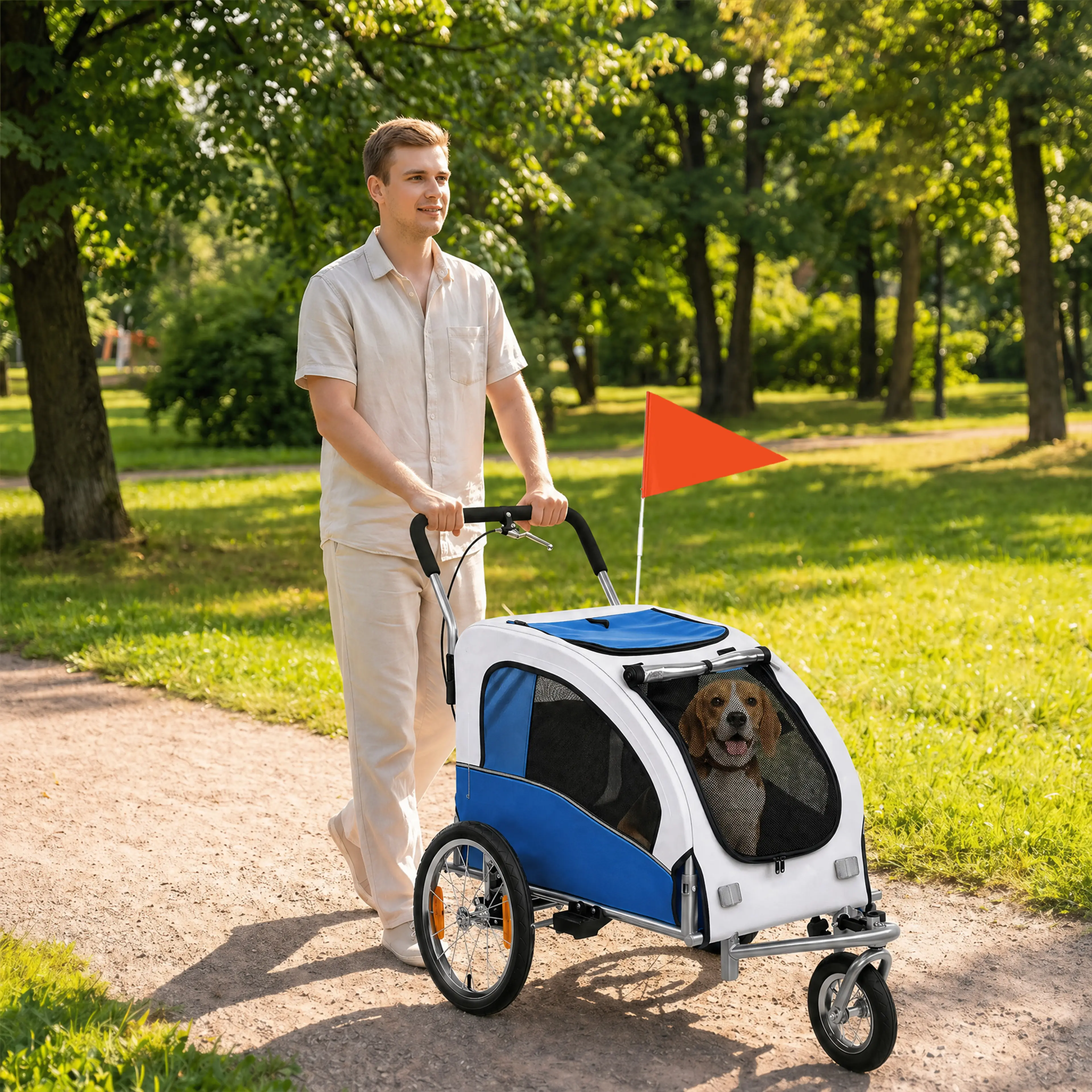 En man skjuter vagnen som hundvagn i en park, med en beagle som tittar ut