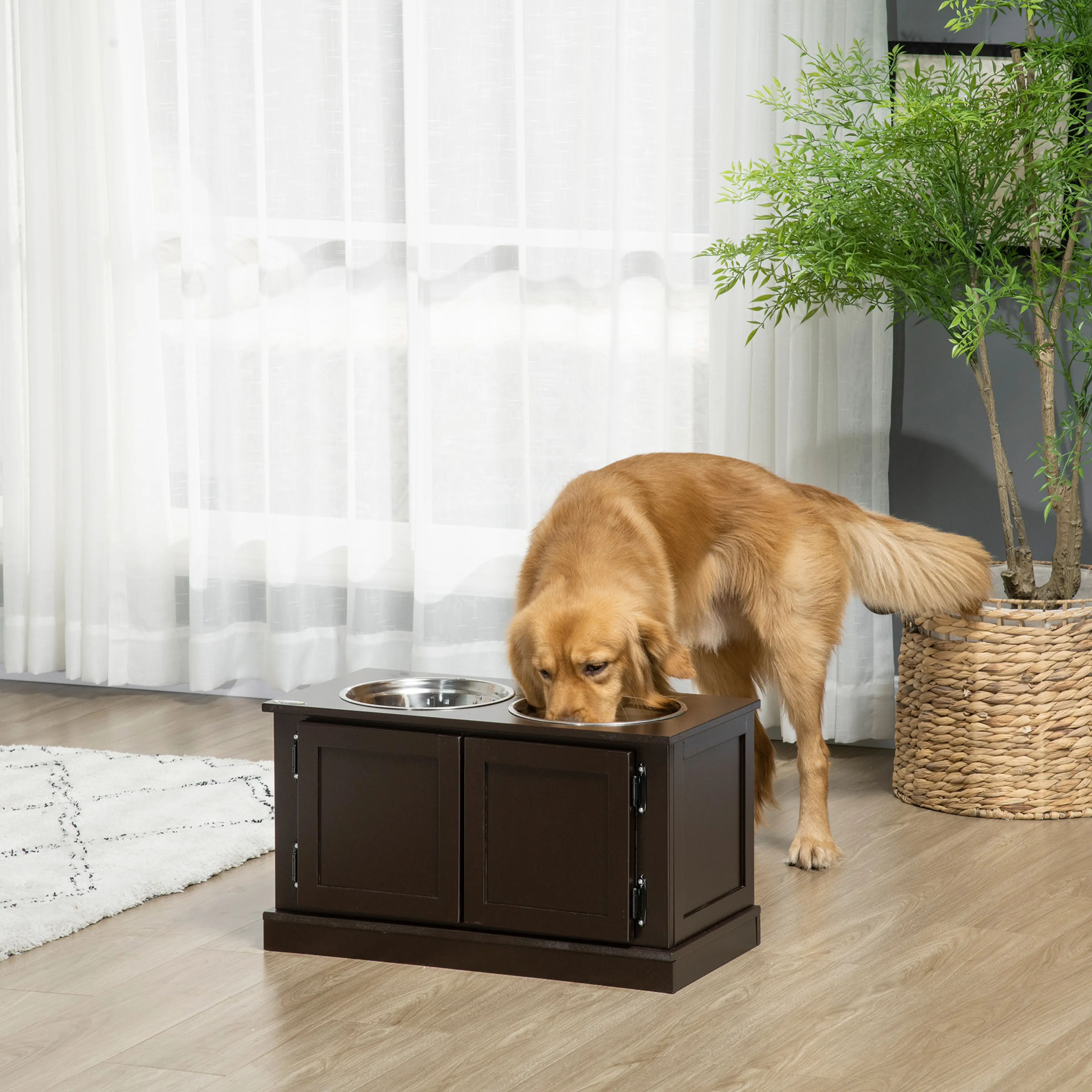 Golden retriever äter ur matskåpet i ett vardagsrum