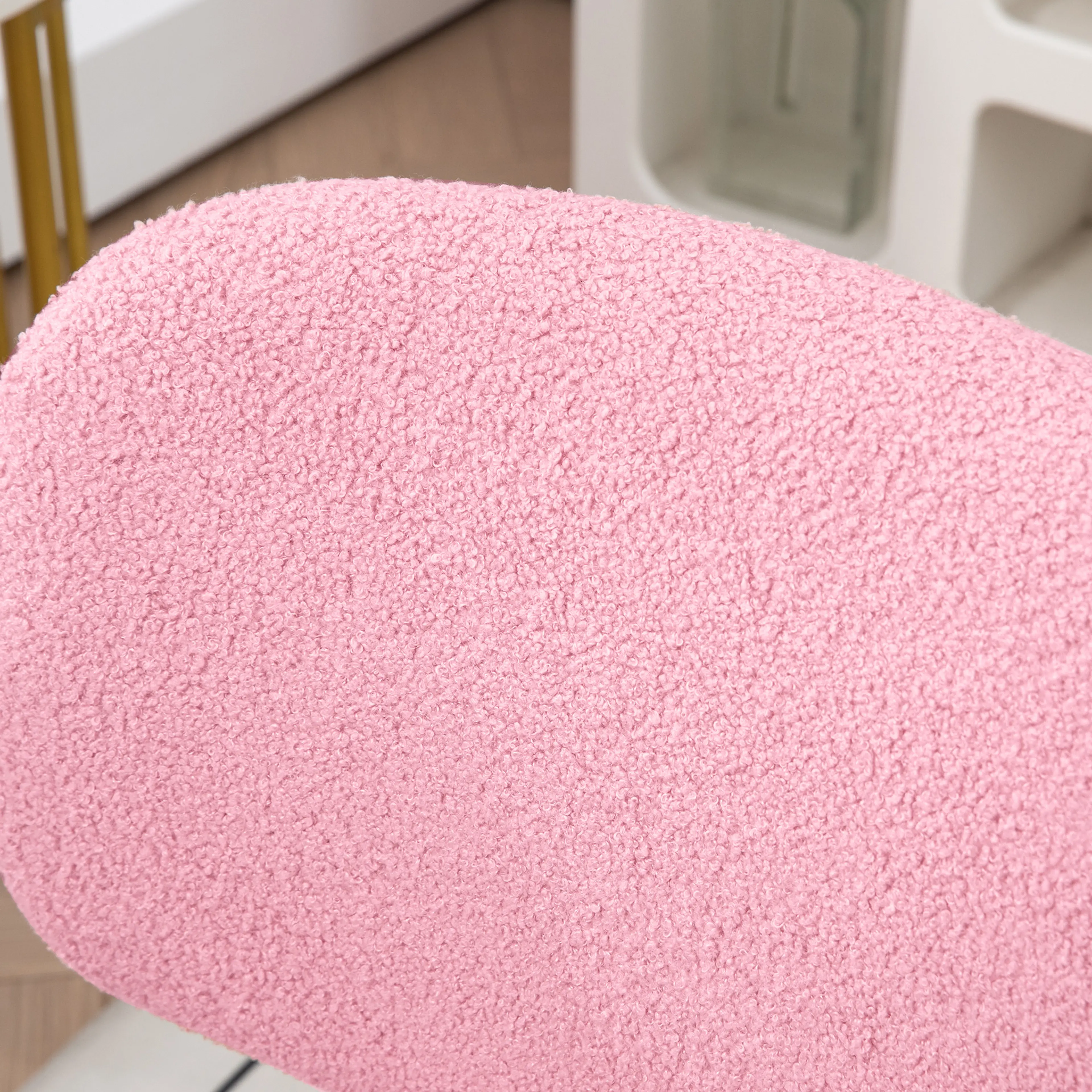 Närbild på det rosa plyschtygets lugg i ryggstödet