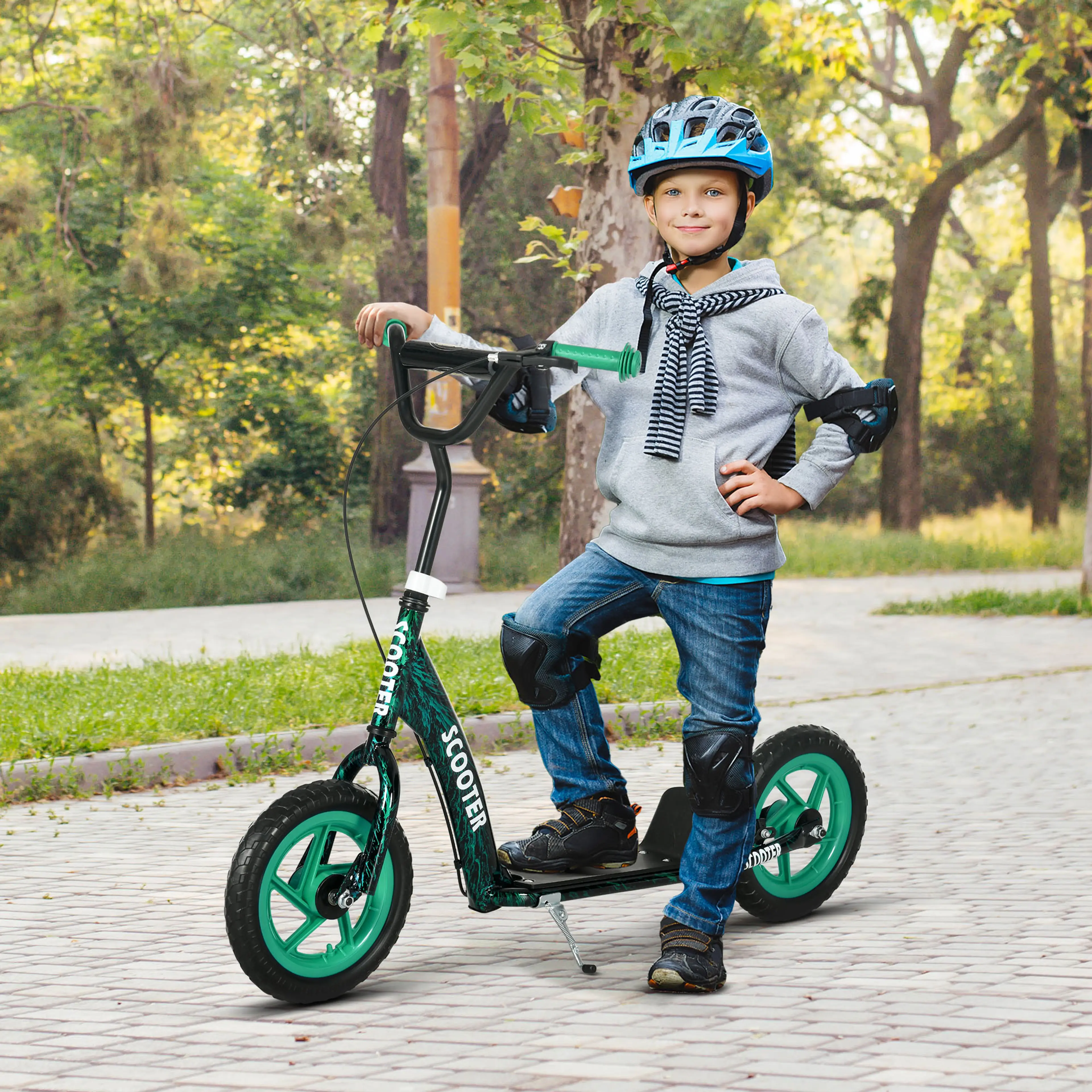 Barn med knäskydd på sparkcykel med gröna hjul