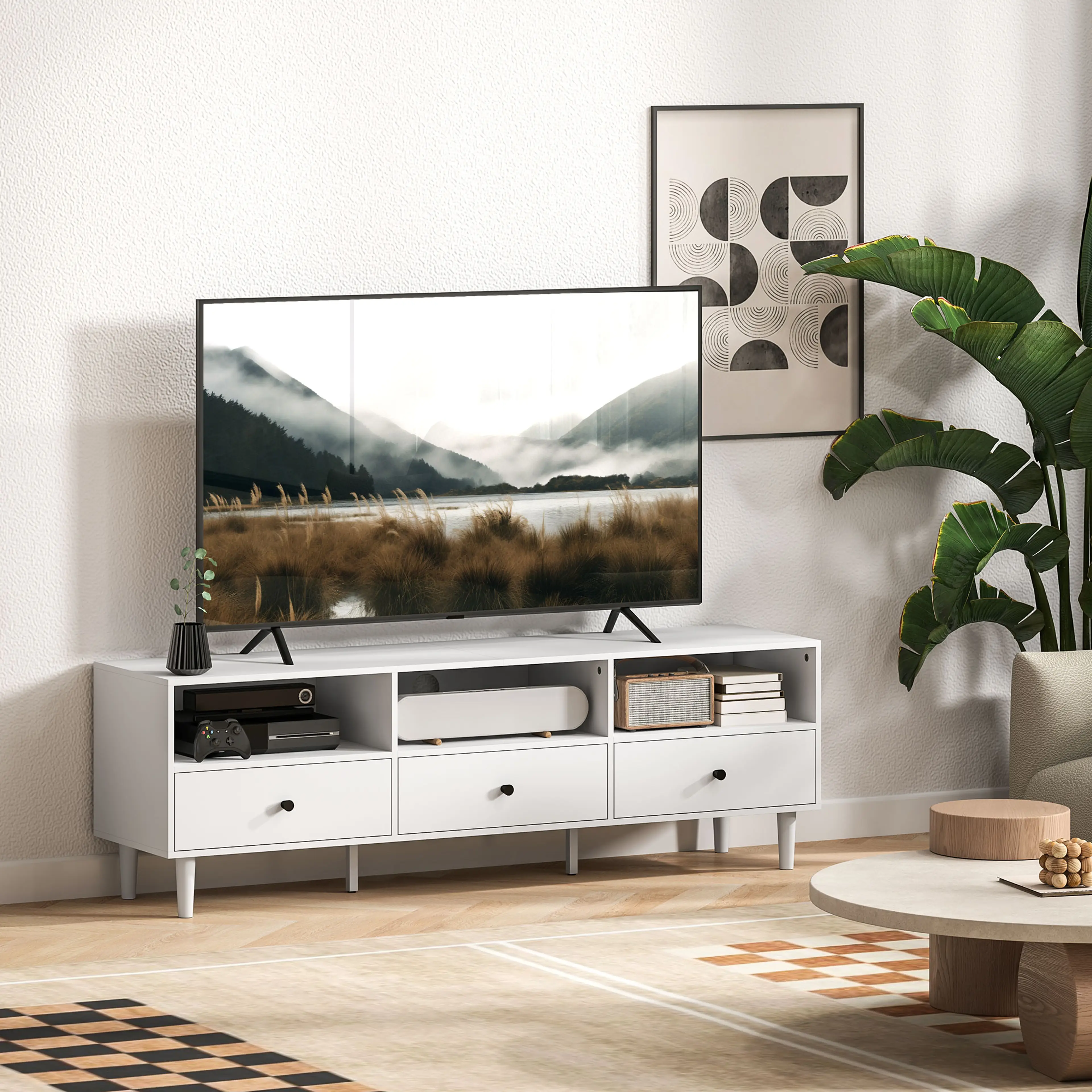 Bänken mot en ljus vägg med TV, tavla och krukväxt i rummet