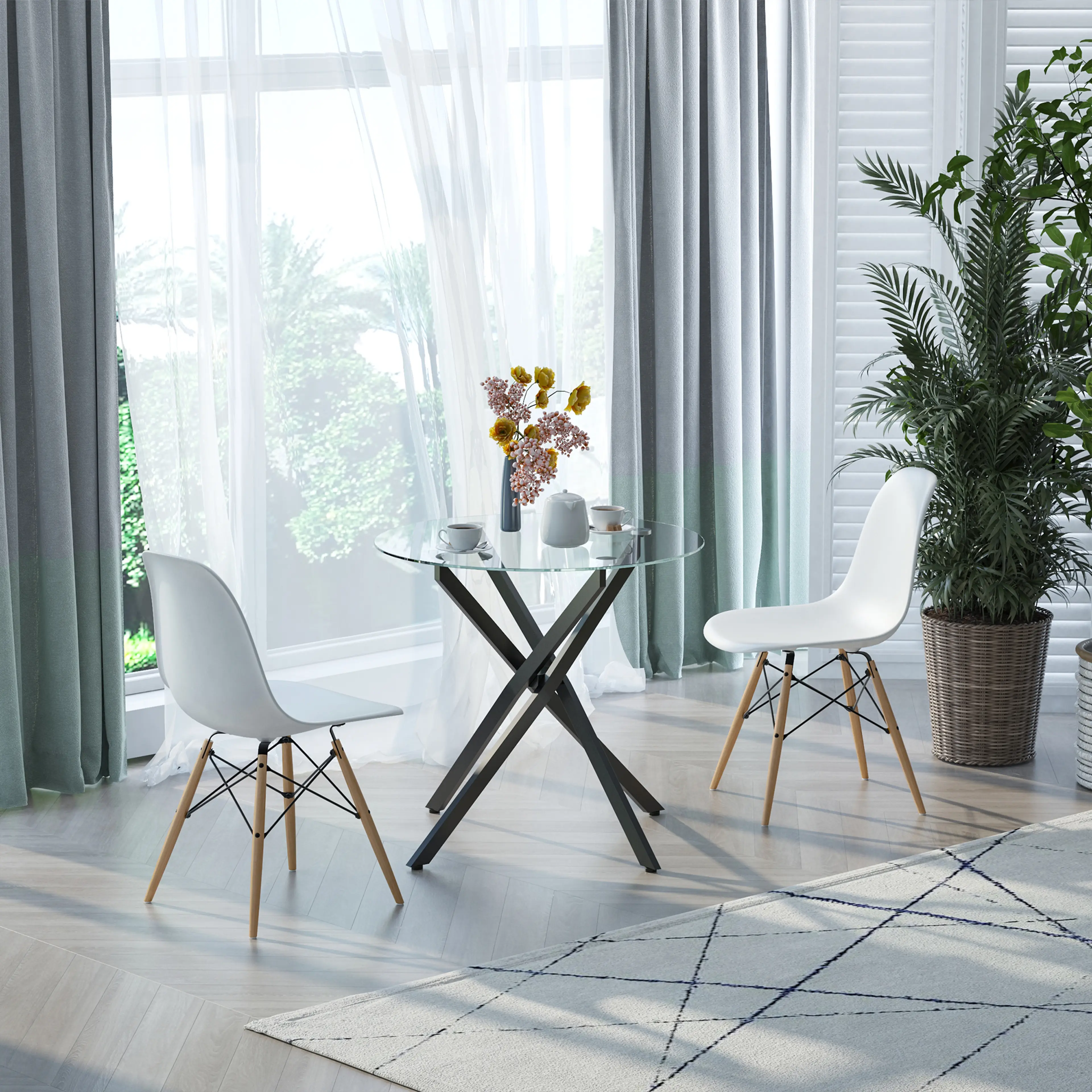 Glasbordet vid ett fönster med två vita stolar, en vas med blommor och en krukväxt