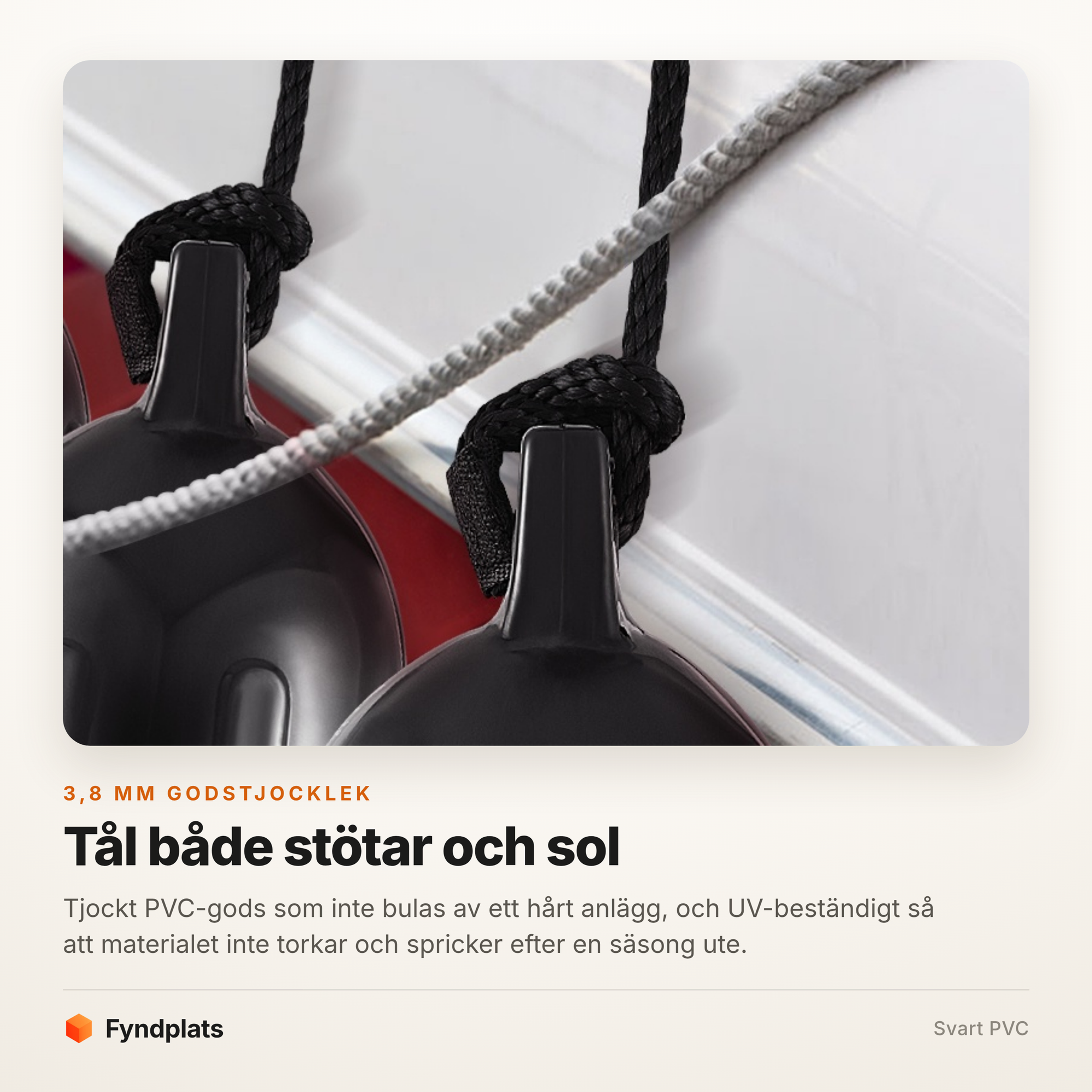 Närbild på uppblåsbar båtfender i svart PVC med rep mot båtens skrov