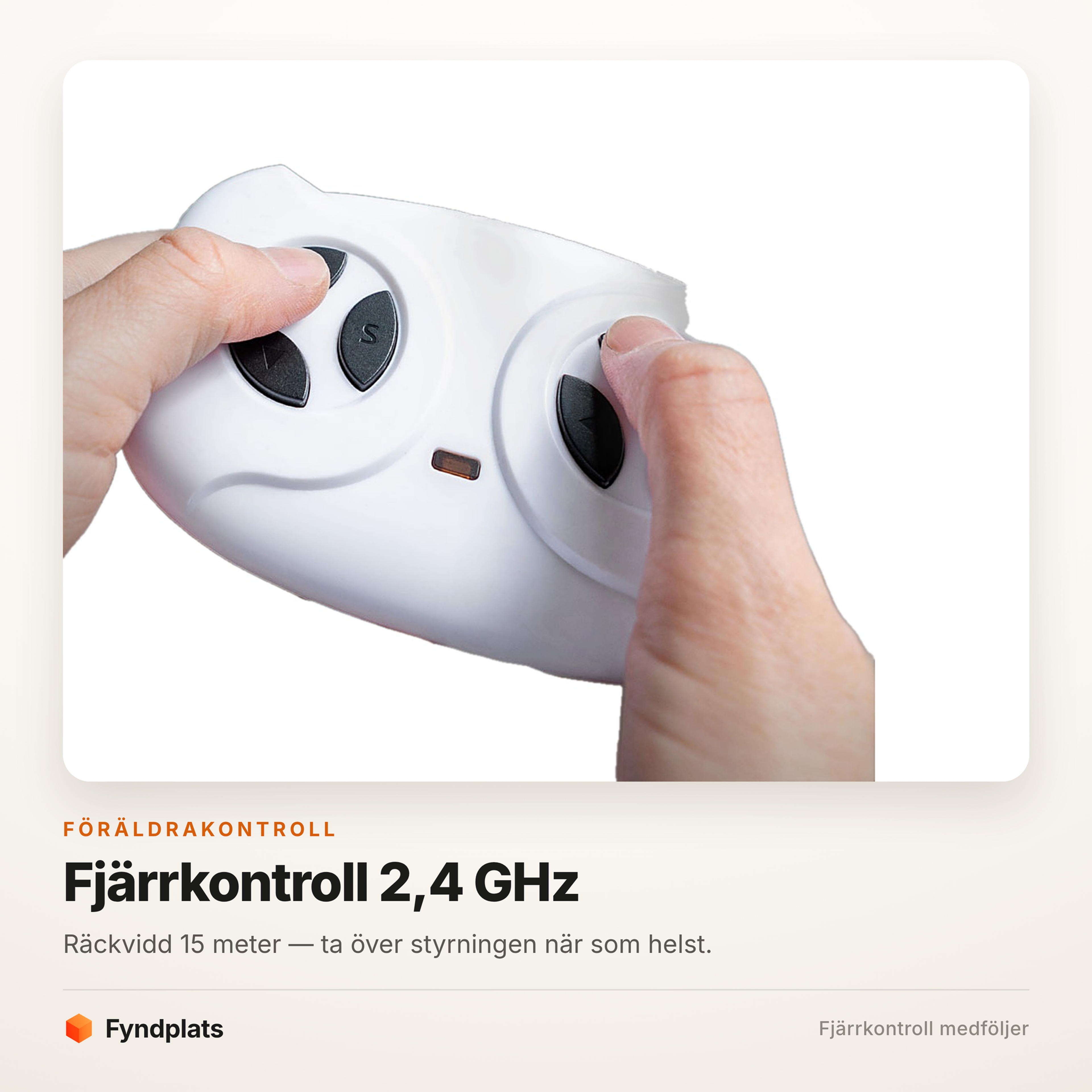 Fyndplats kort: den vita 2,4 GHz-fjärrkontrollen i en förälders händer – räckvidd 15 meter.