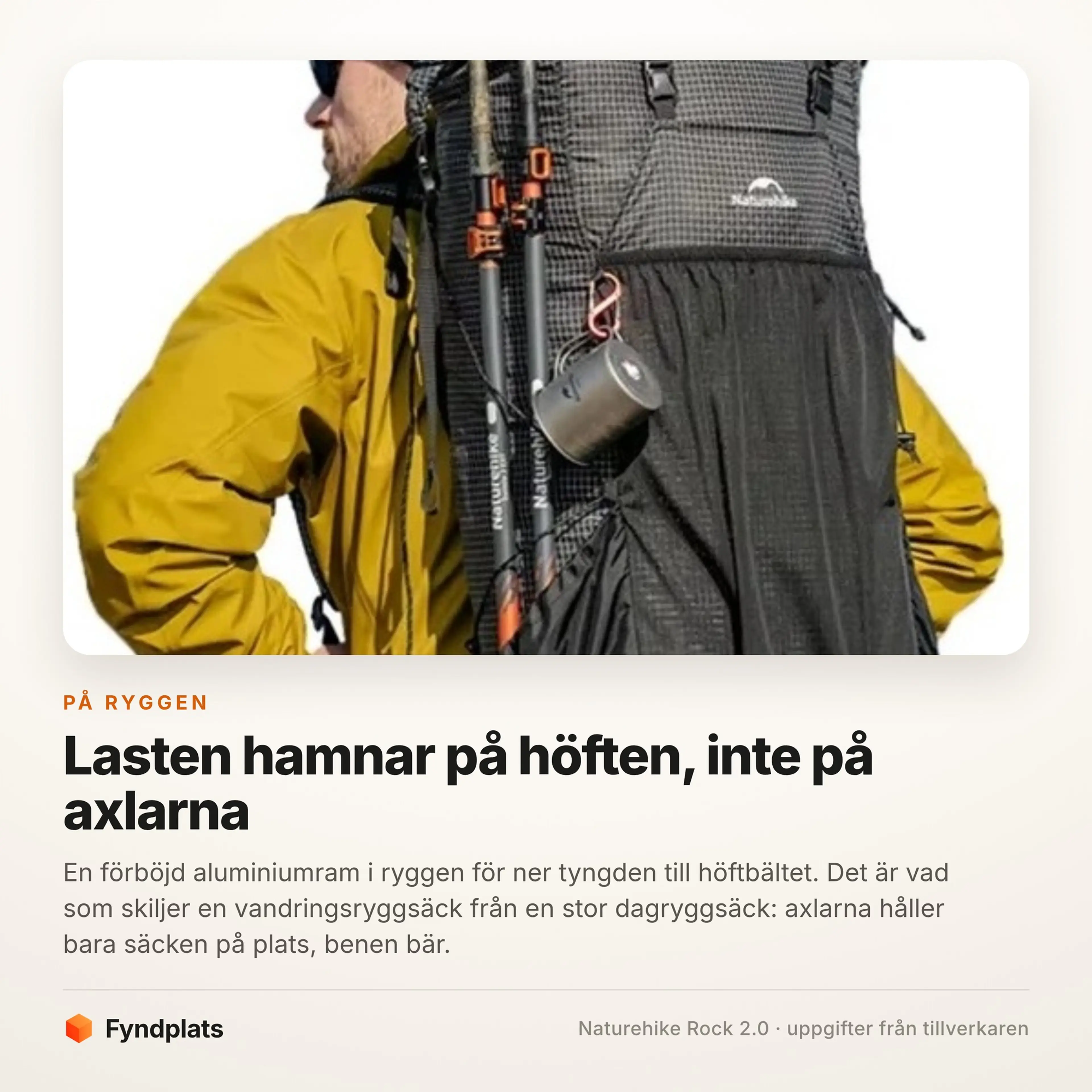 Vandrare i gul jacka som tar något ur ryggsäckens höftbälte