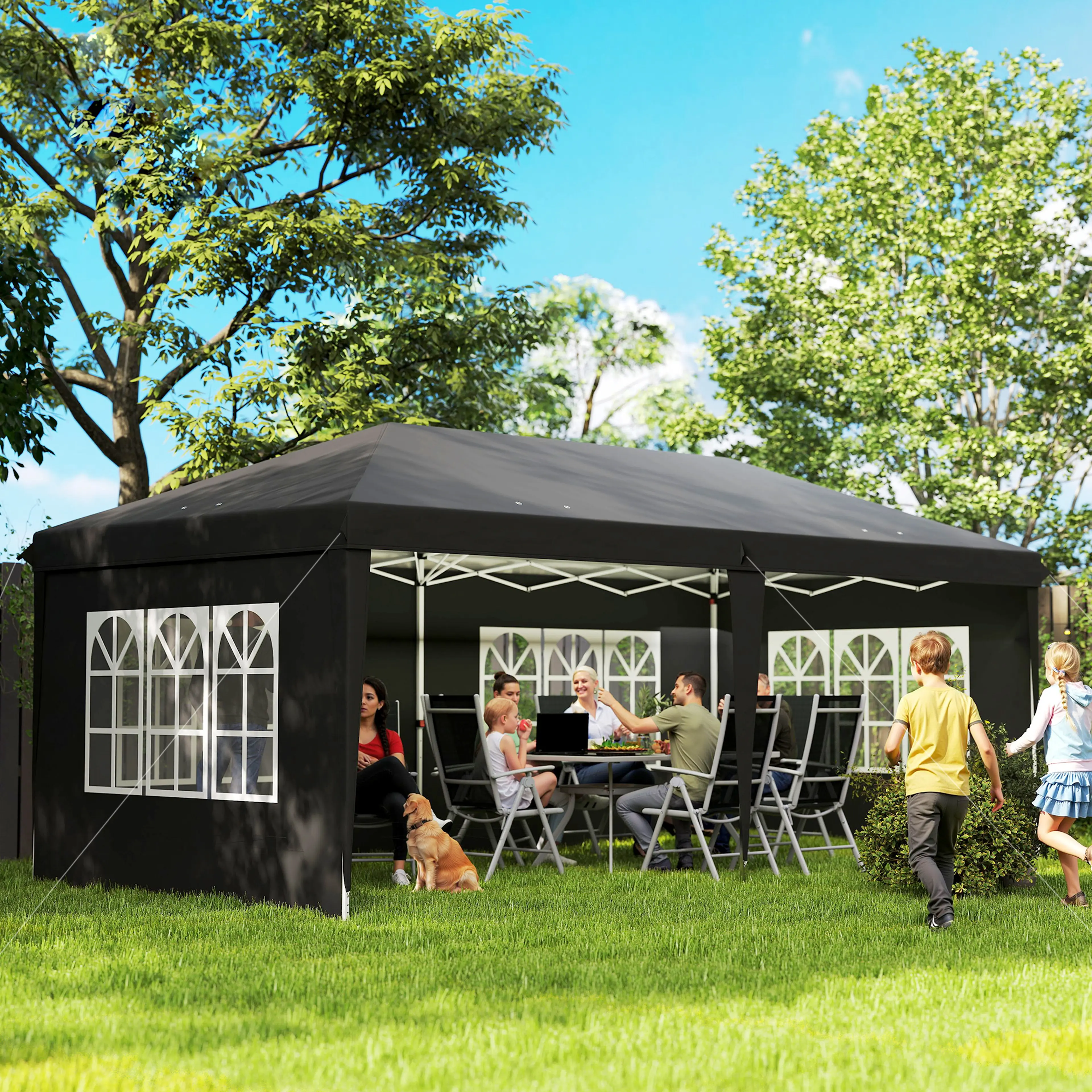 Paviljongen i en trädgård med framsidan öppen, där en familj sitter vid ett bord och barn leker på gräset