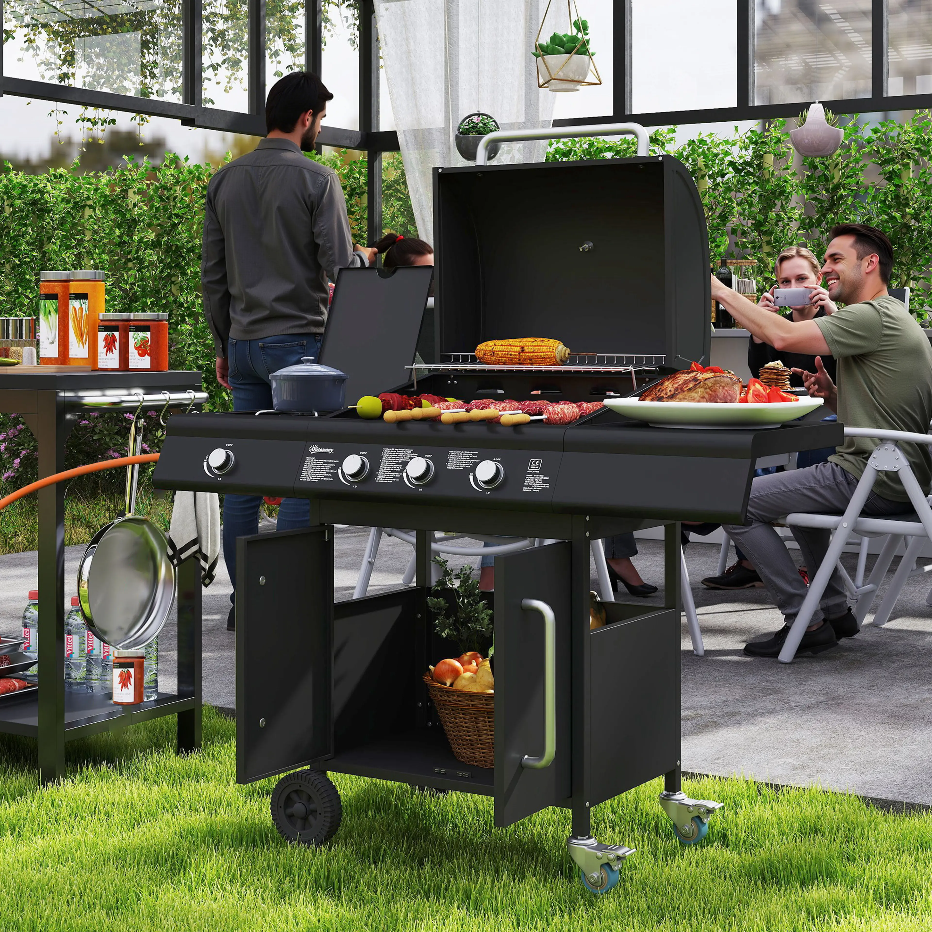 Gasolgrillen i bruk i ett uterum med mat på gallret