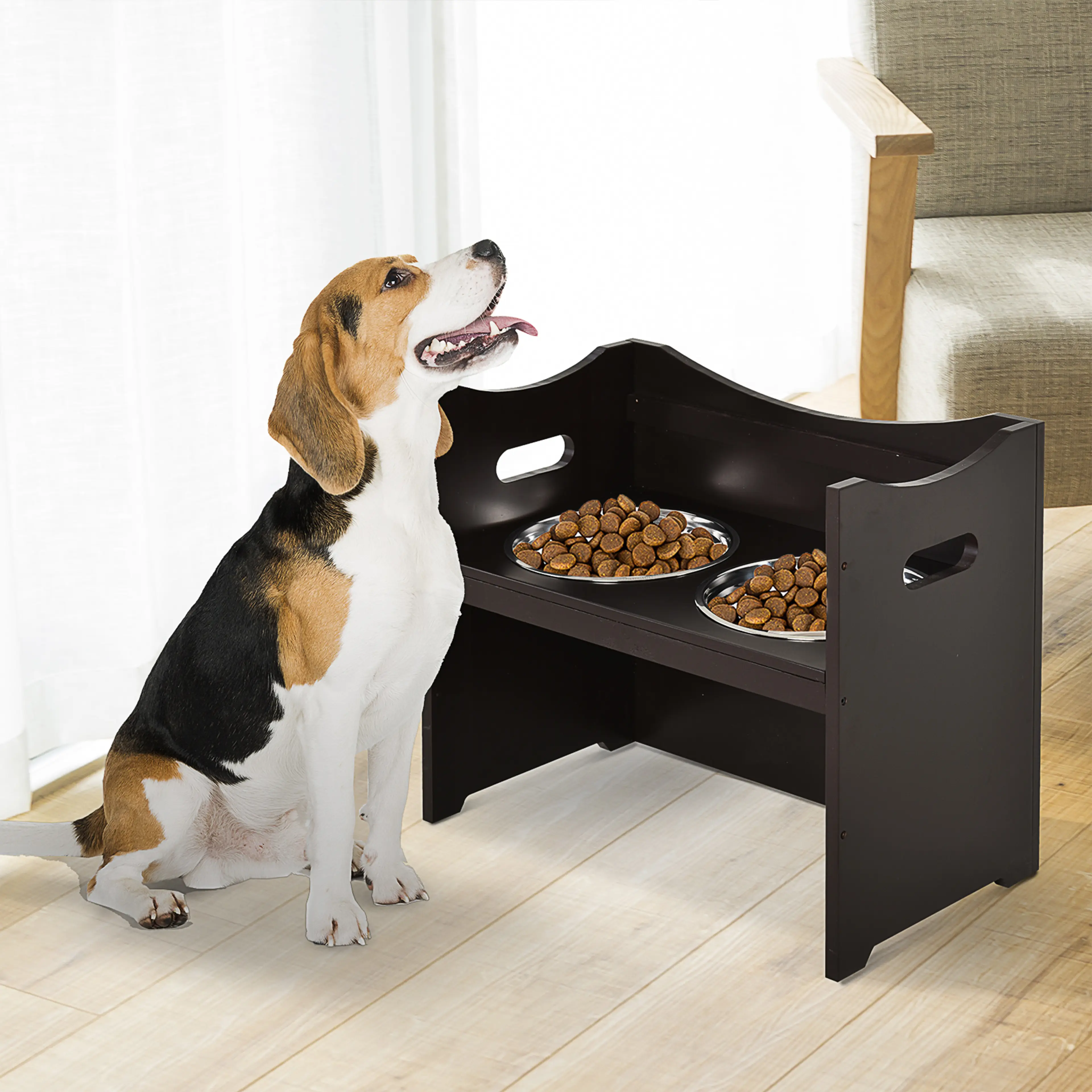 Beagle sitter bredvid den kaffebruna matplatsen