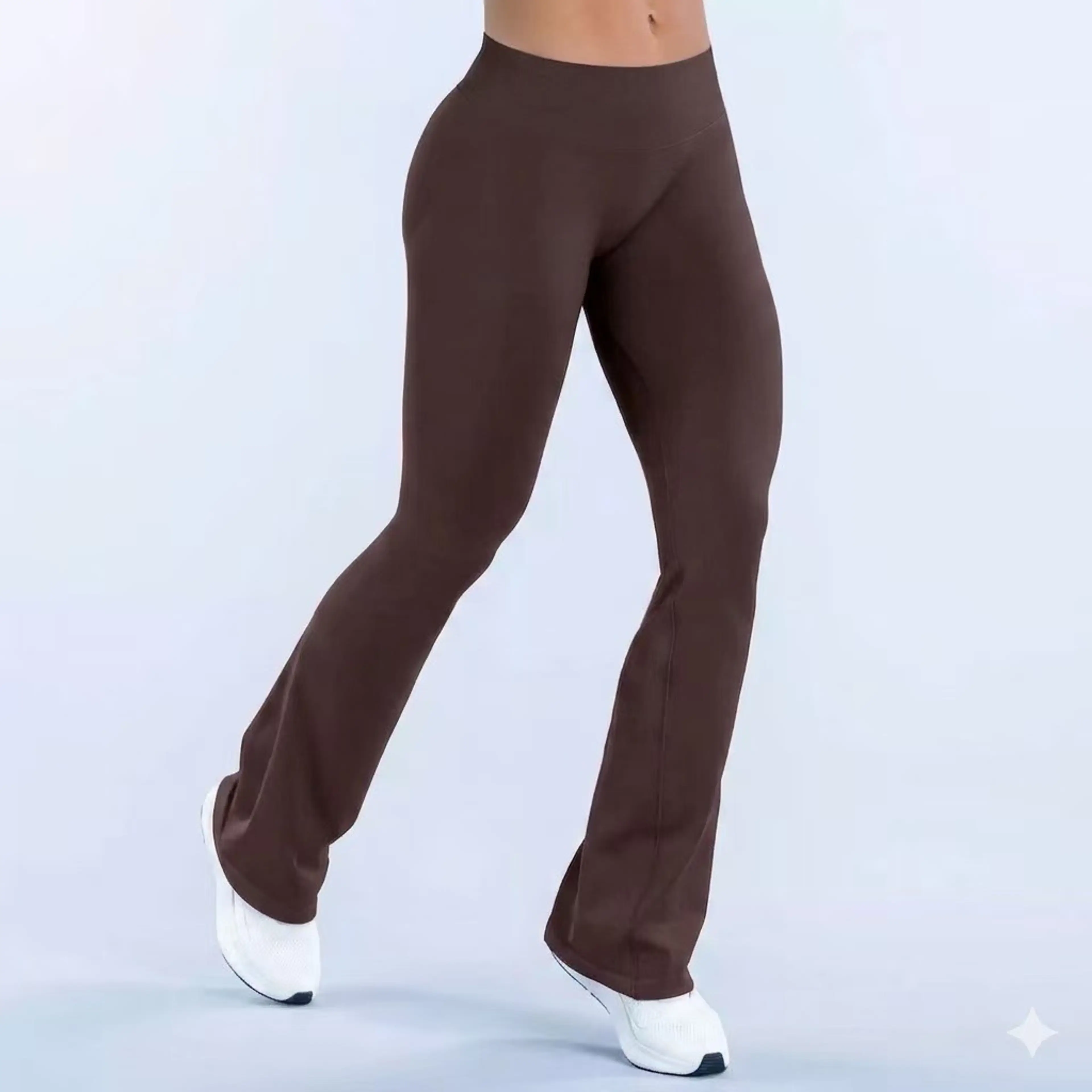 Mörkbruna utsvängda leggings på modell, sedd snett från sidan