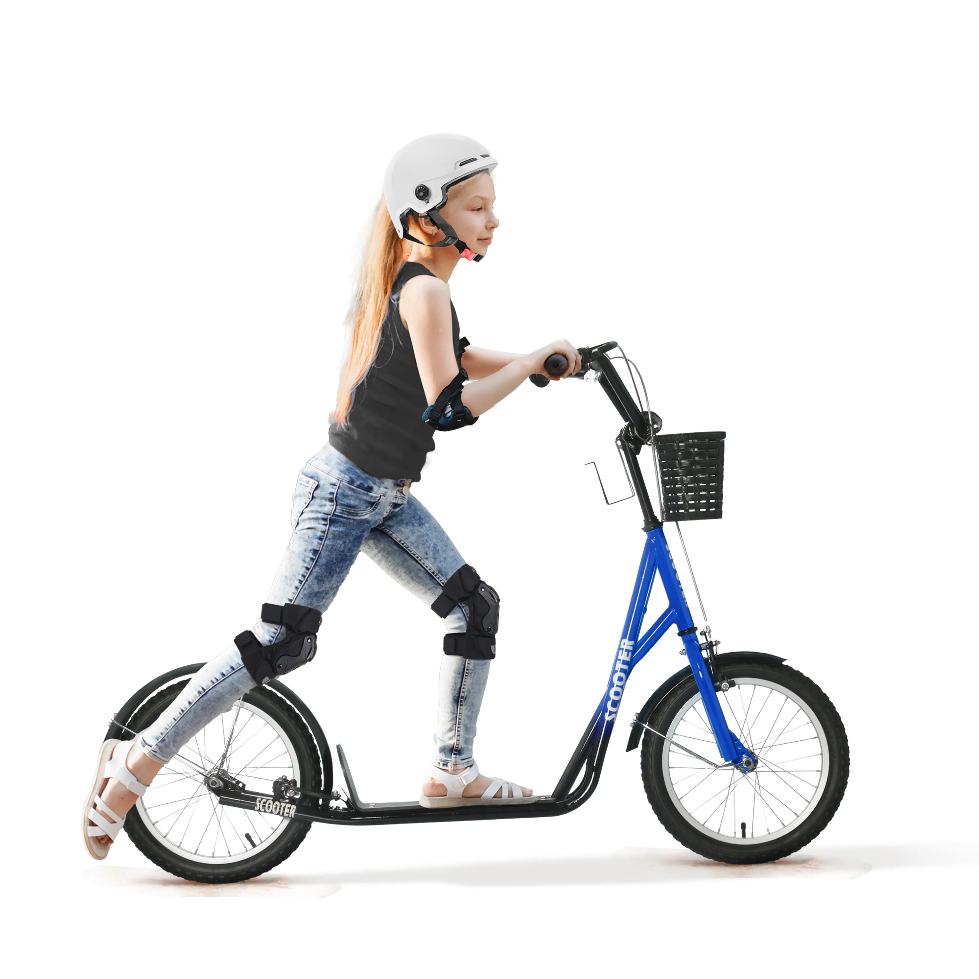 Blå sparkcykel med korg och stänkskärmar, flicka i hjälm åker