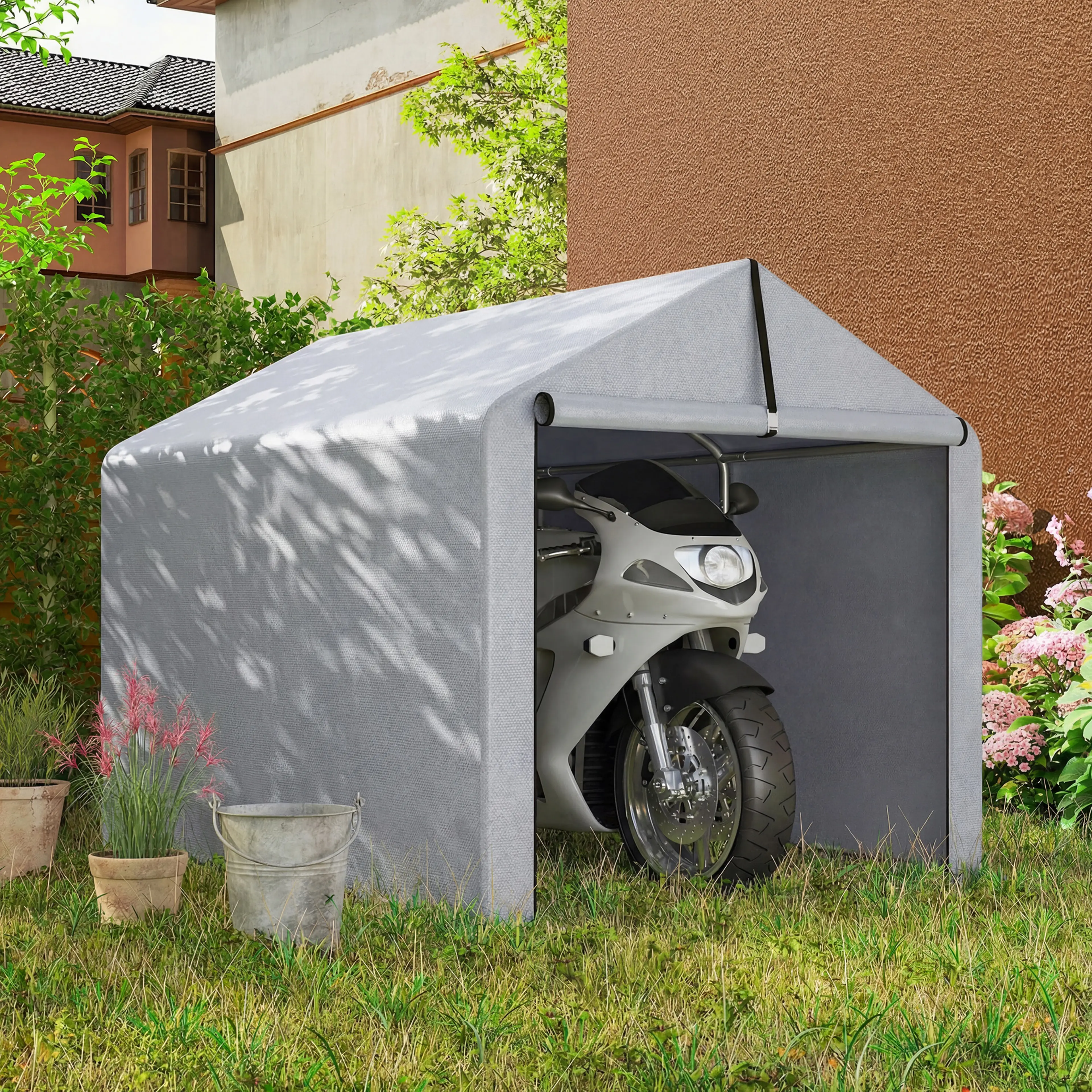 Ljusgrått garagetält med en motorcykel inställd på gräsmattan