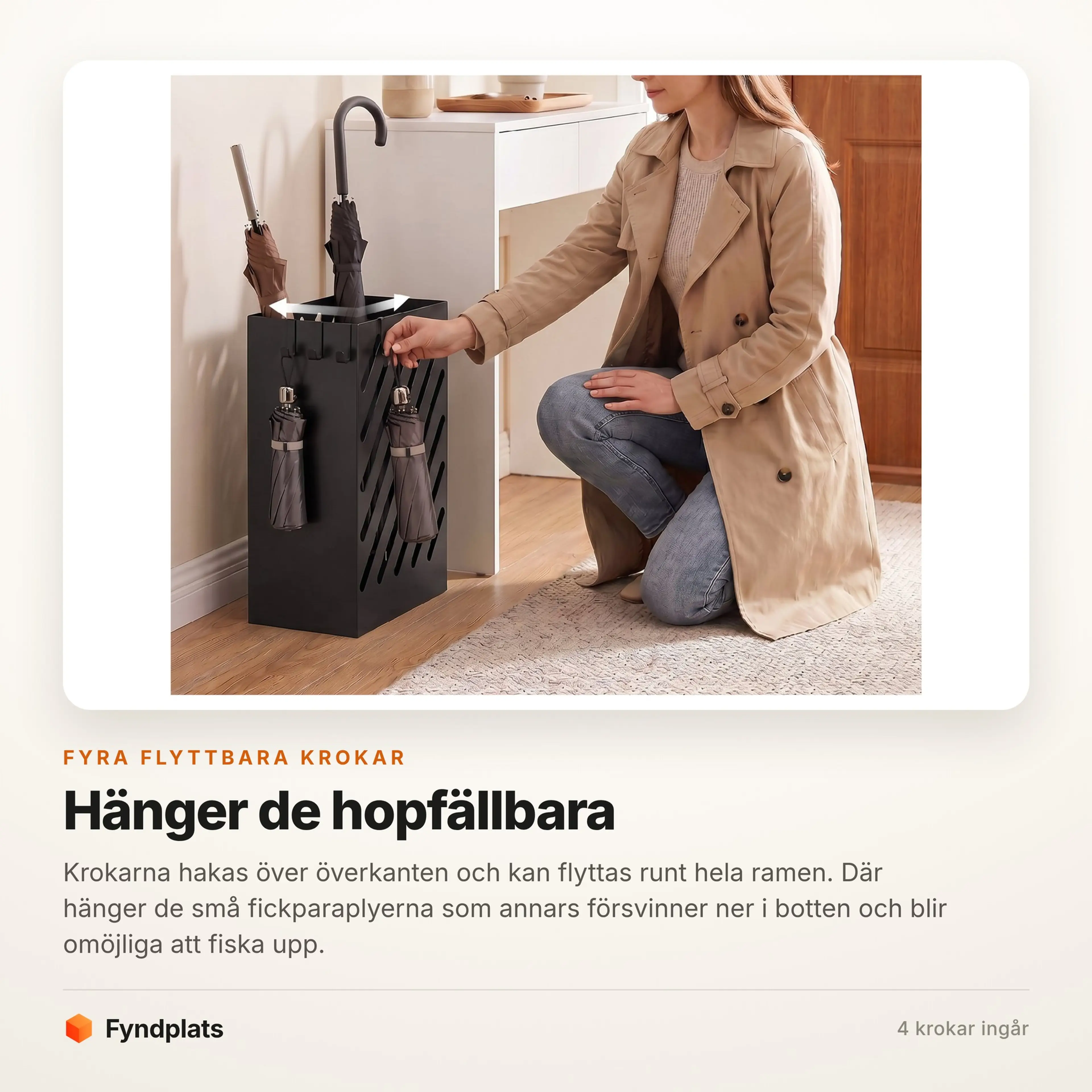 Två hopfällbara paraplyer hänger på krokarna över paraplyställets kant
