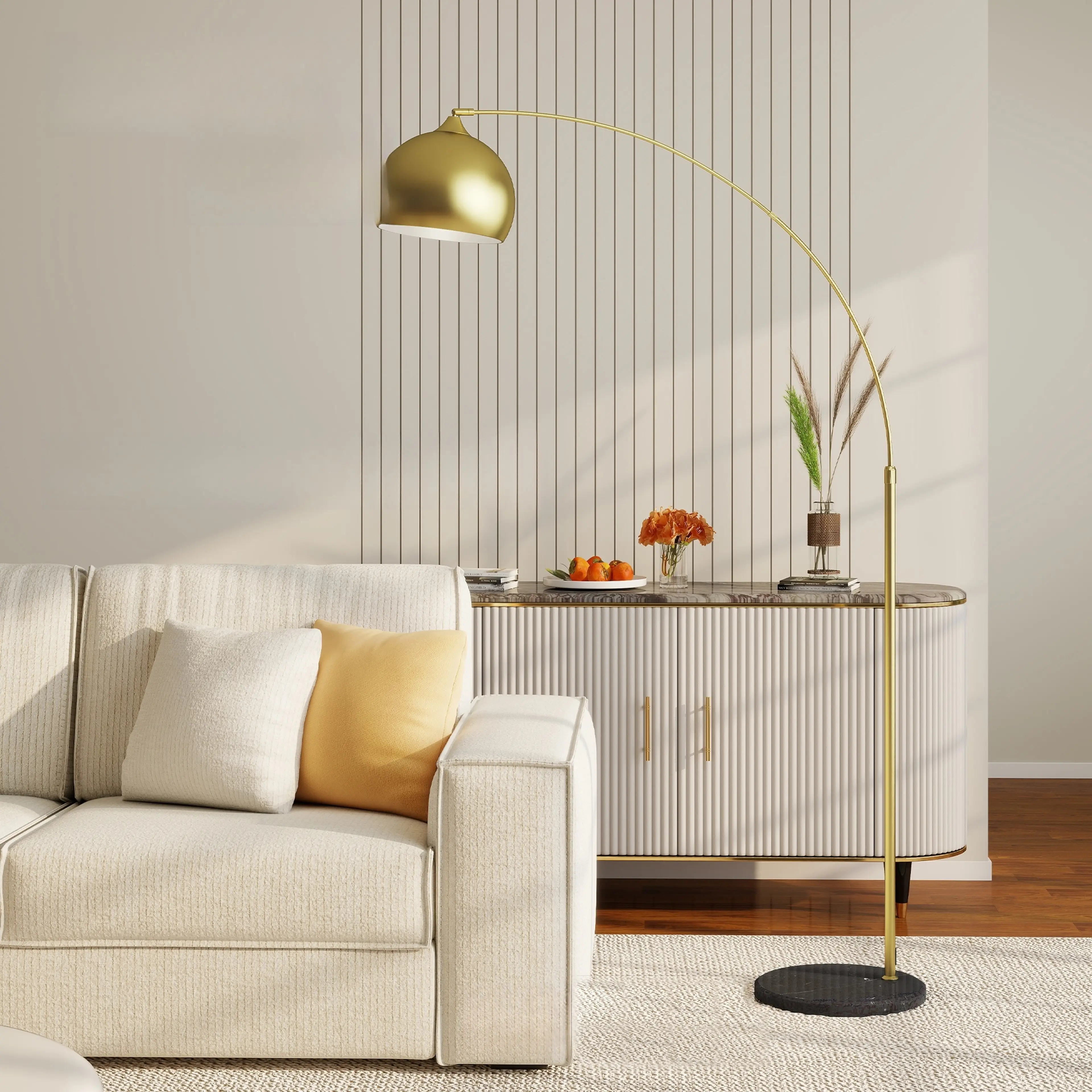 Båglampa med marmorfot bredvid ljus soffa och sideboard