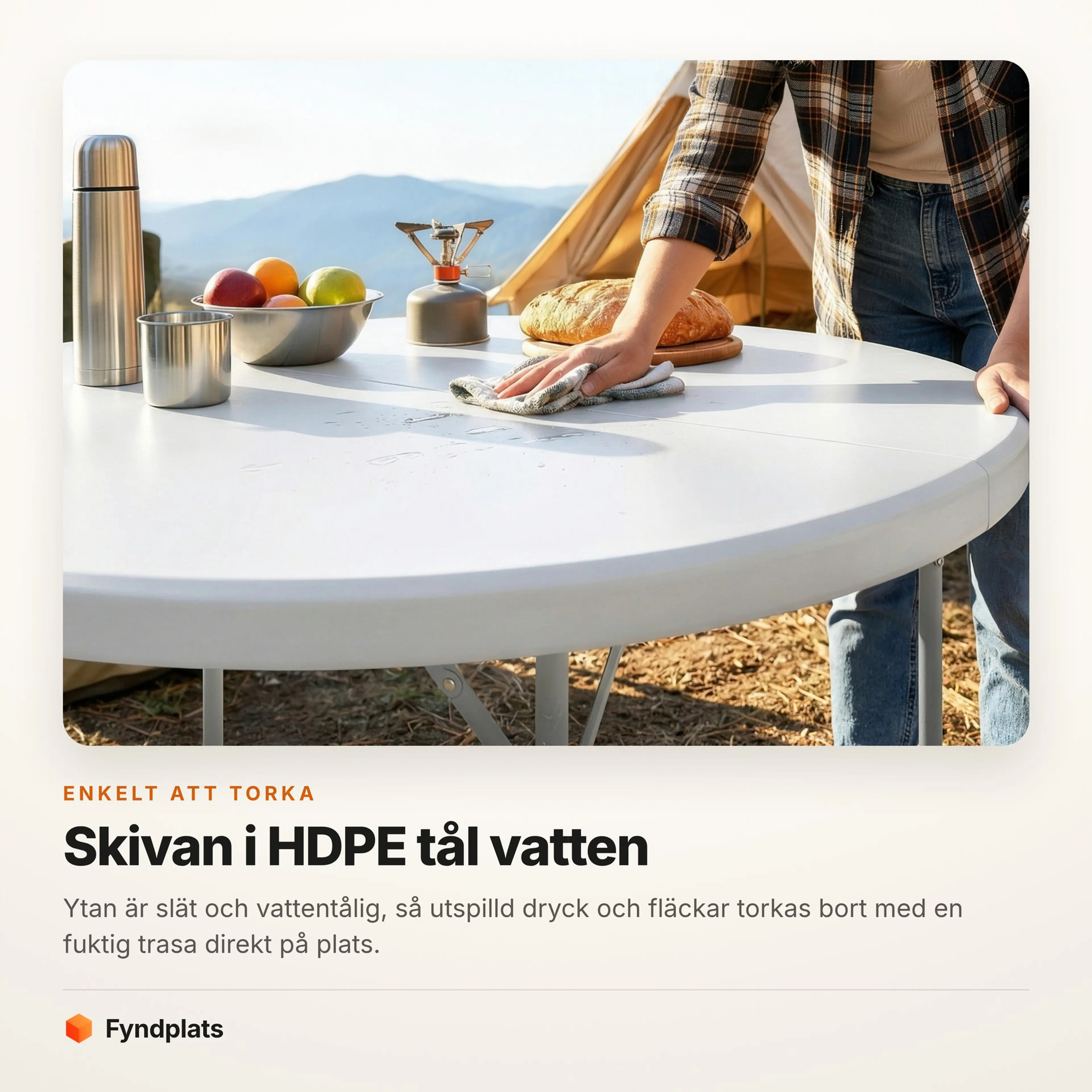 Bordsskivan i HDPE torkas ren med en trasa medan frukosten står dukad.