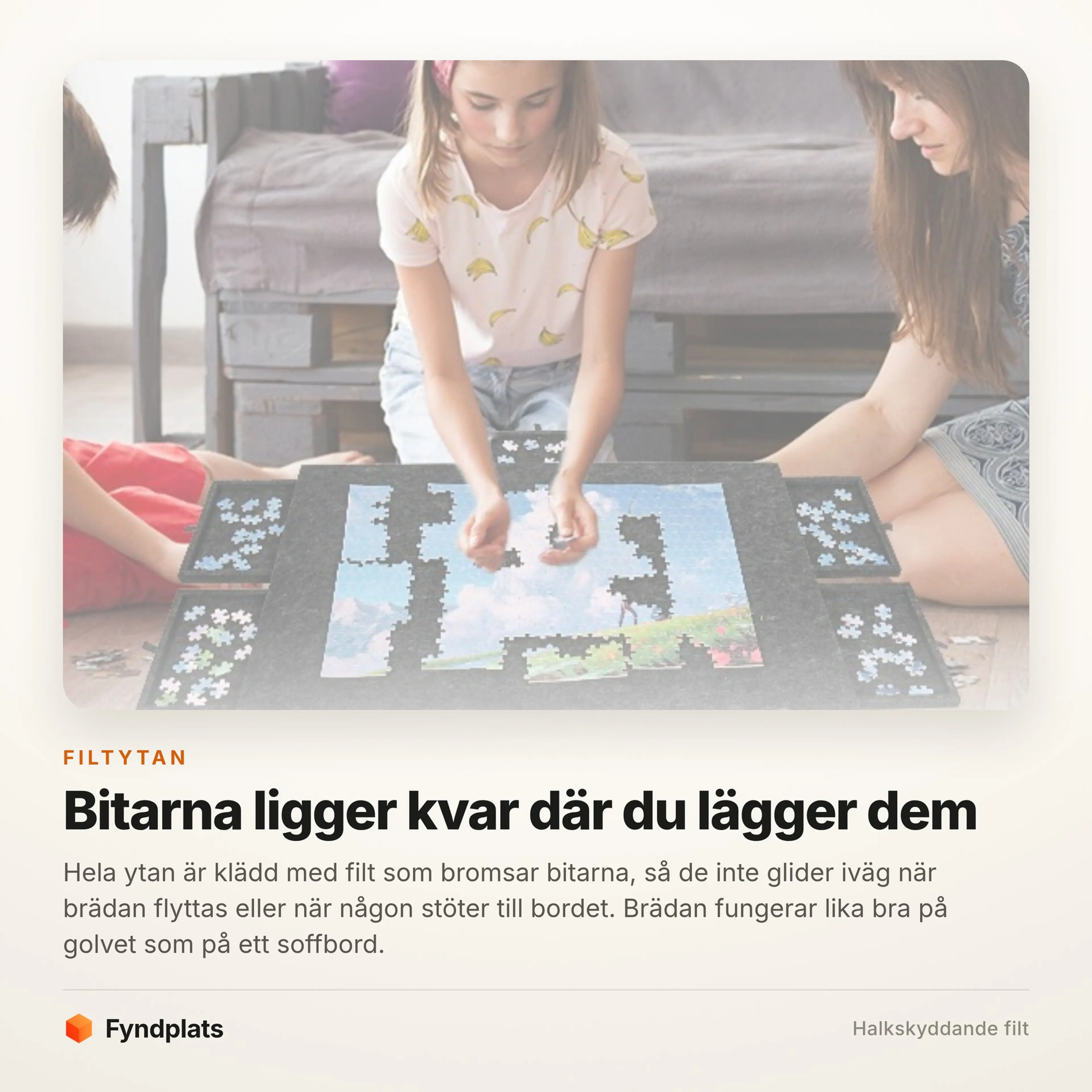 Barn och vuxen lägger pussel på brädan på vardagsrumsgolvet