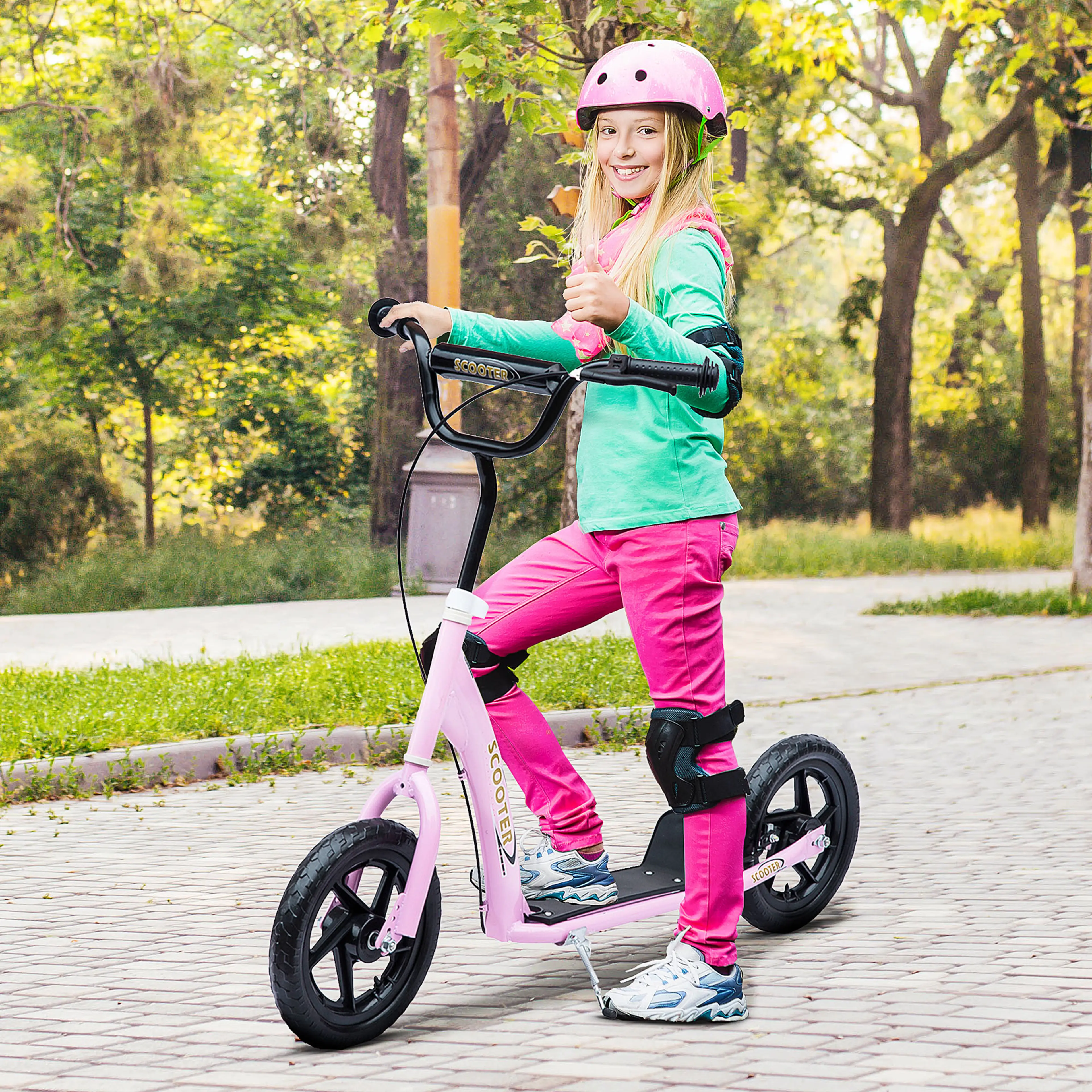 Flicka kör den ljusrosa sparkcykeln på en stenlagd gång