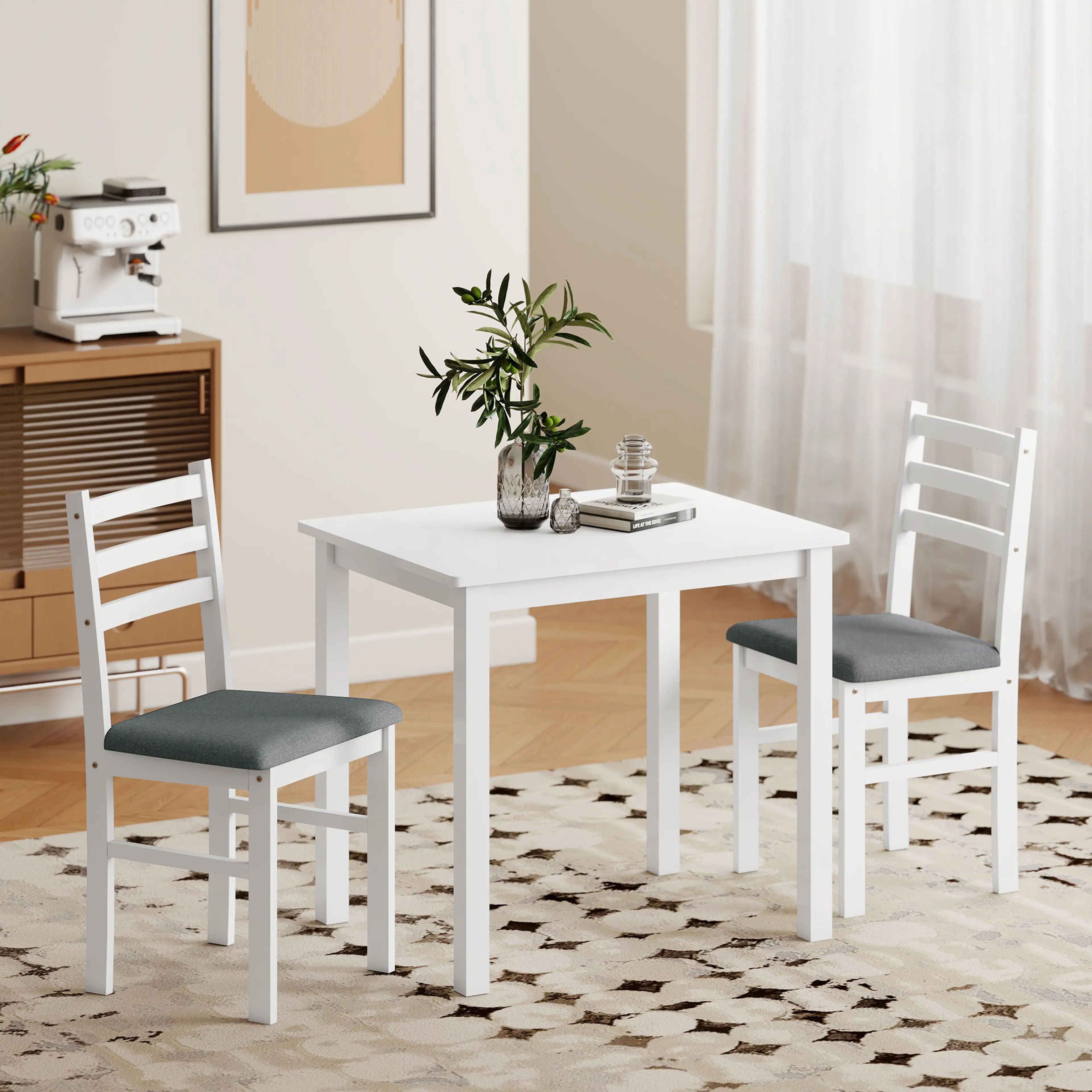 Matgruppen i ett kök med mönstrad matta och kaffemaskin på bänken