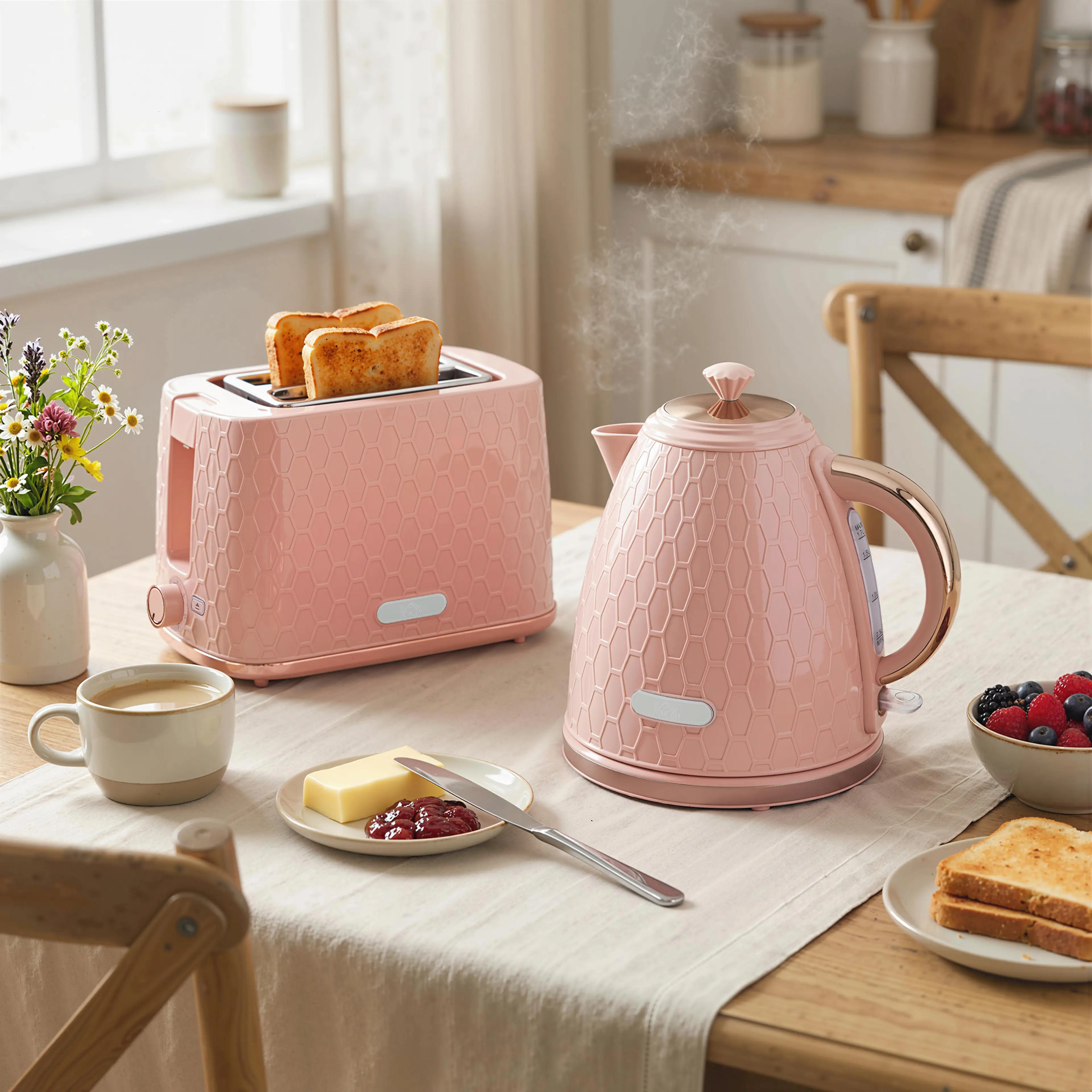Det rosa setet på ett dukat bord med kaffe, smör och rostat bröd