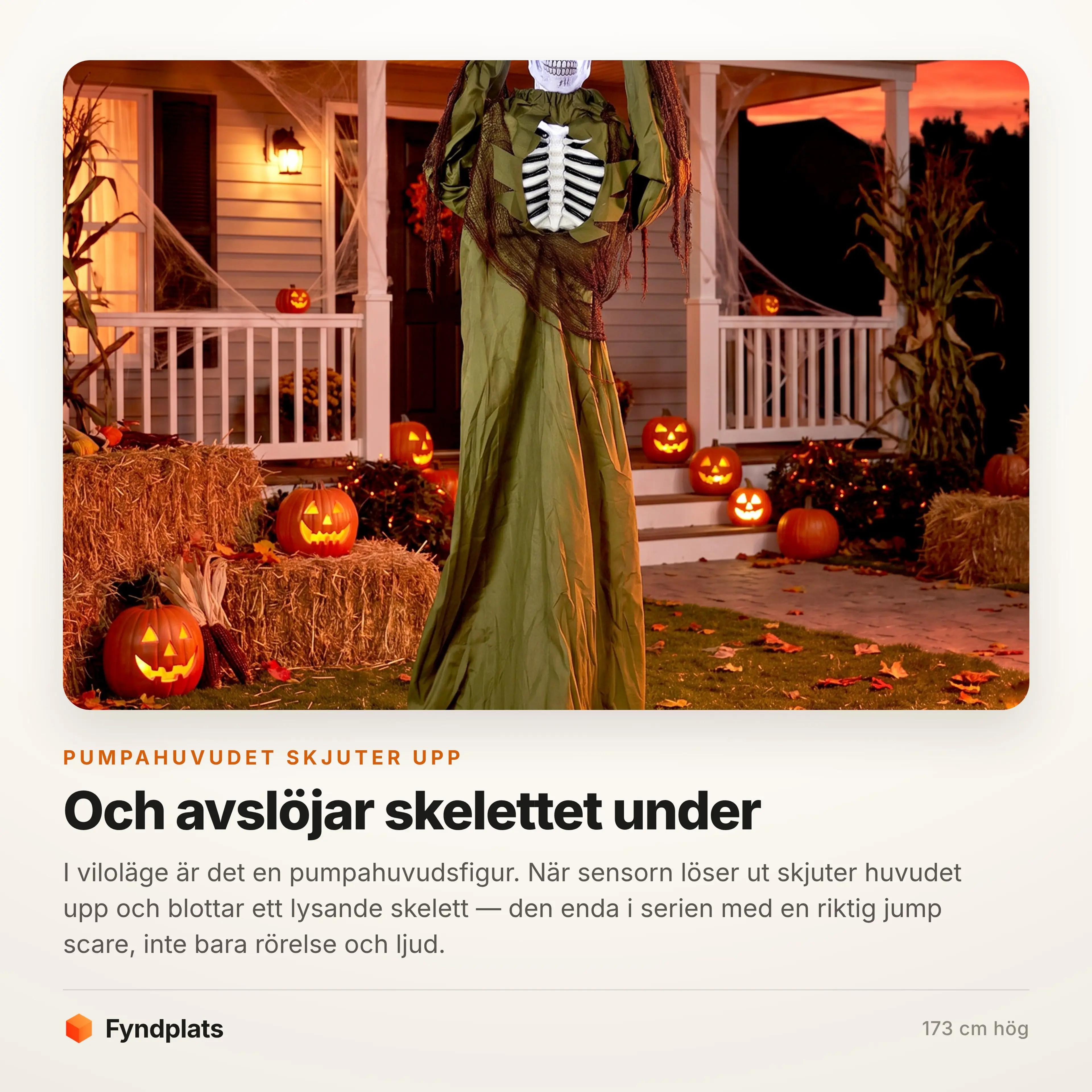 Figuren på en veranda i skymning med pumpor