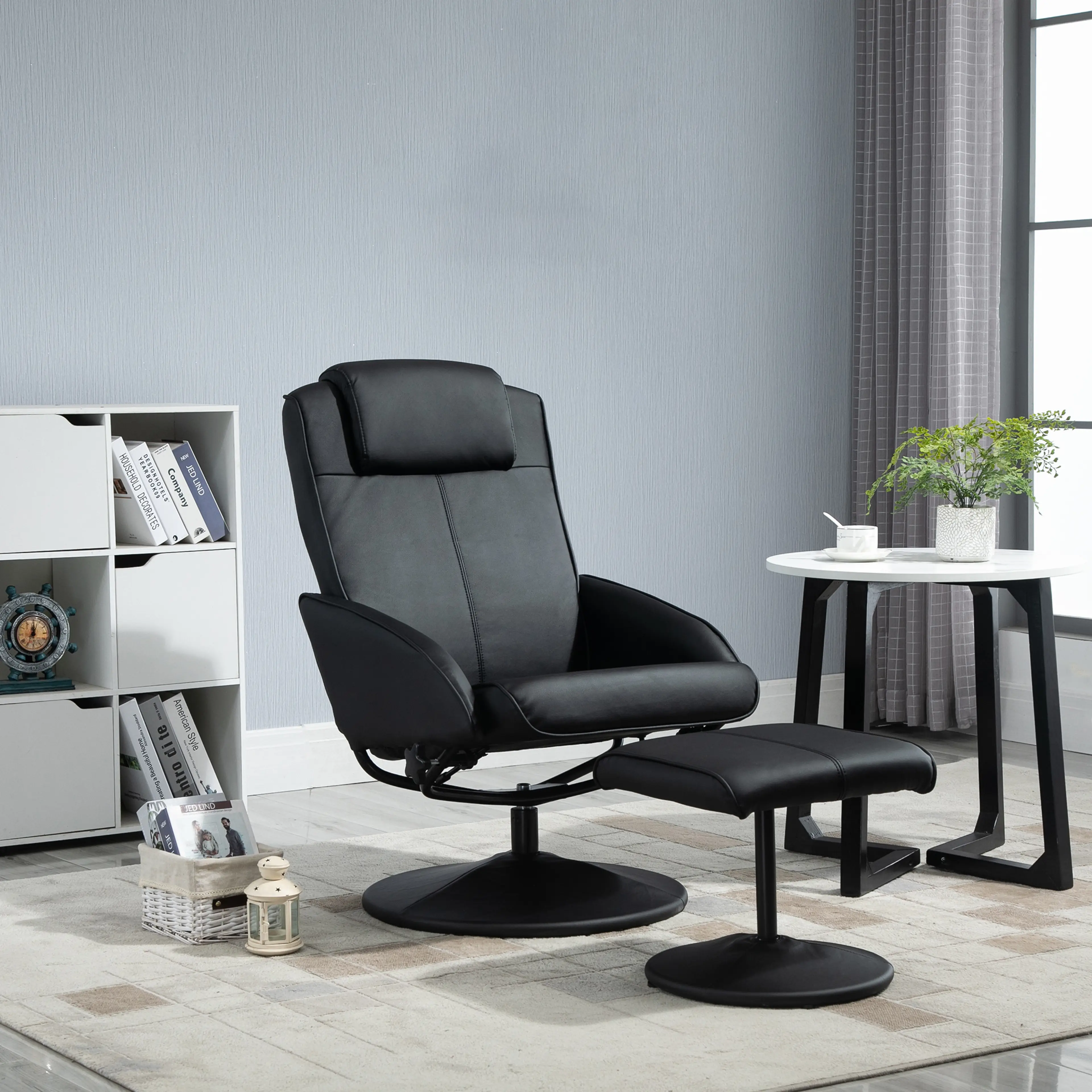 Reclinerfåtöljen och fotpallen uppställda intill ett litet sidobord
