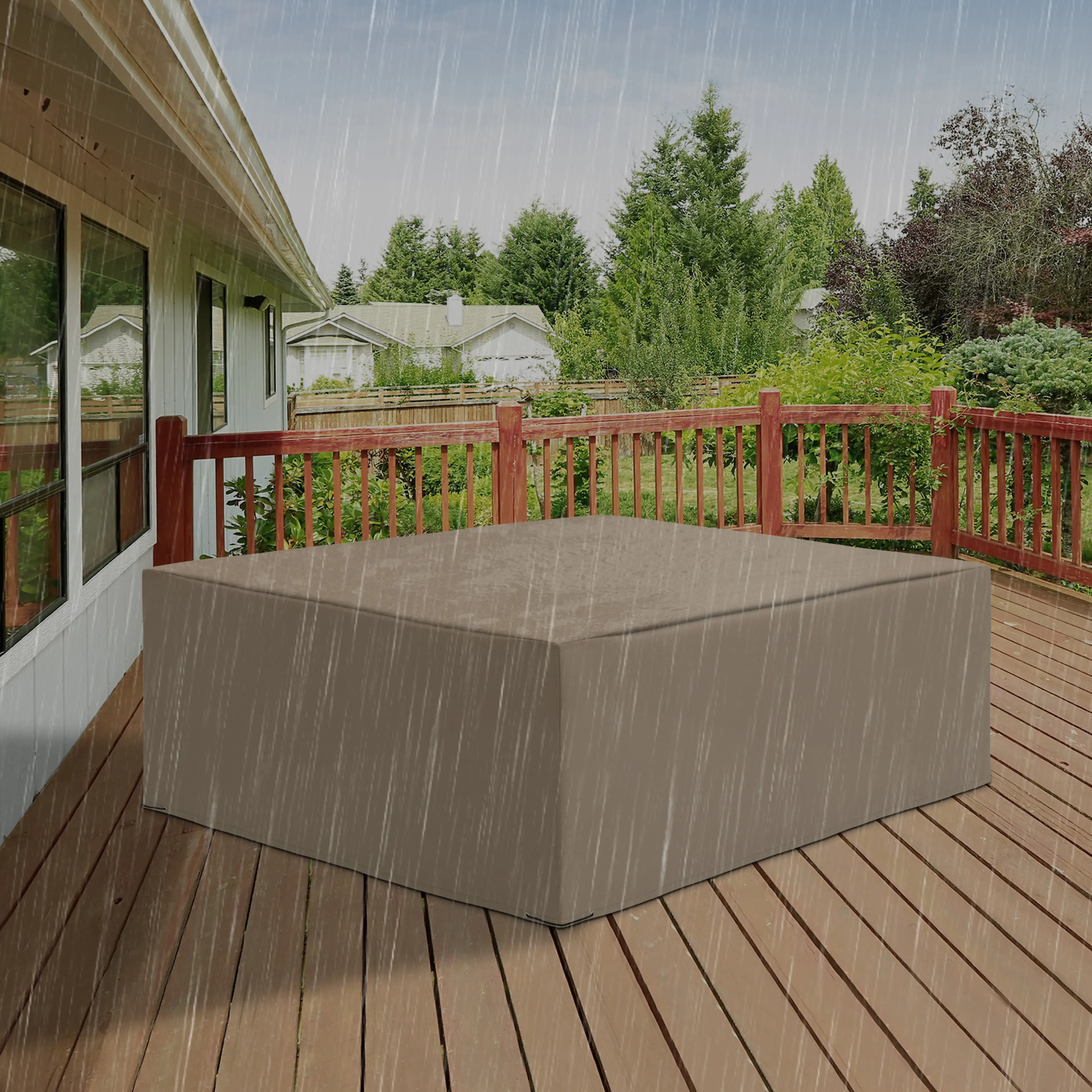 Överdraget på en altan i regn