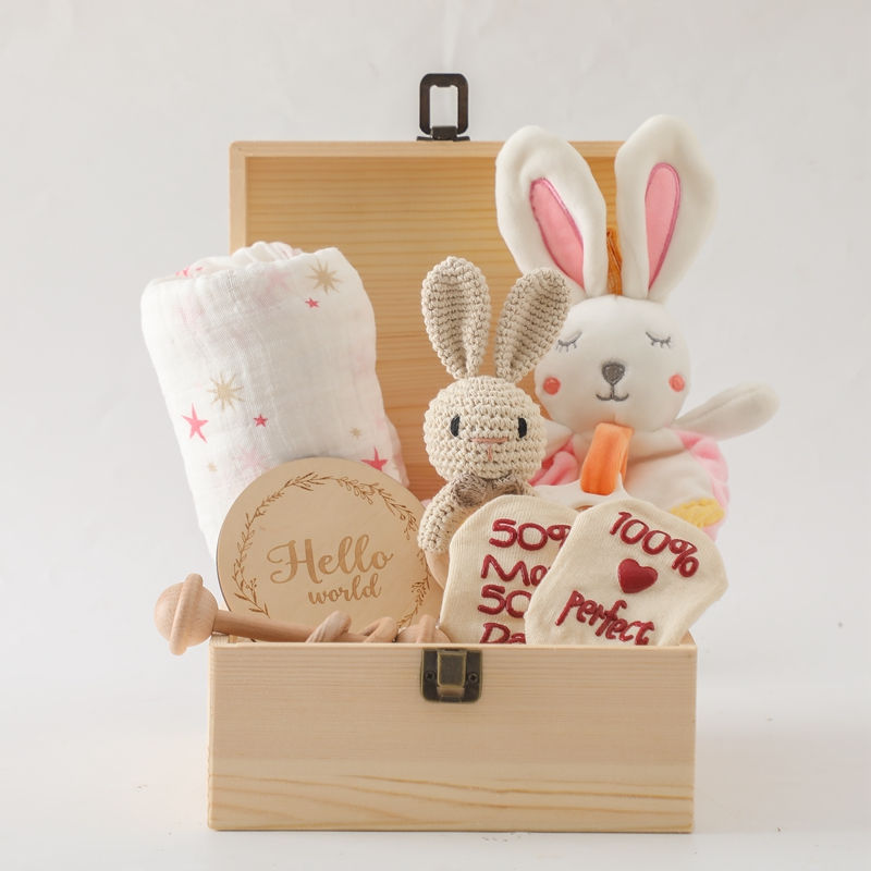 Miniatyrbild: Trägåvobox för bebis – handgjort presentset med rassel och snuttefilt