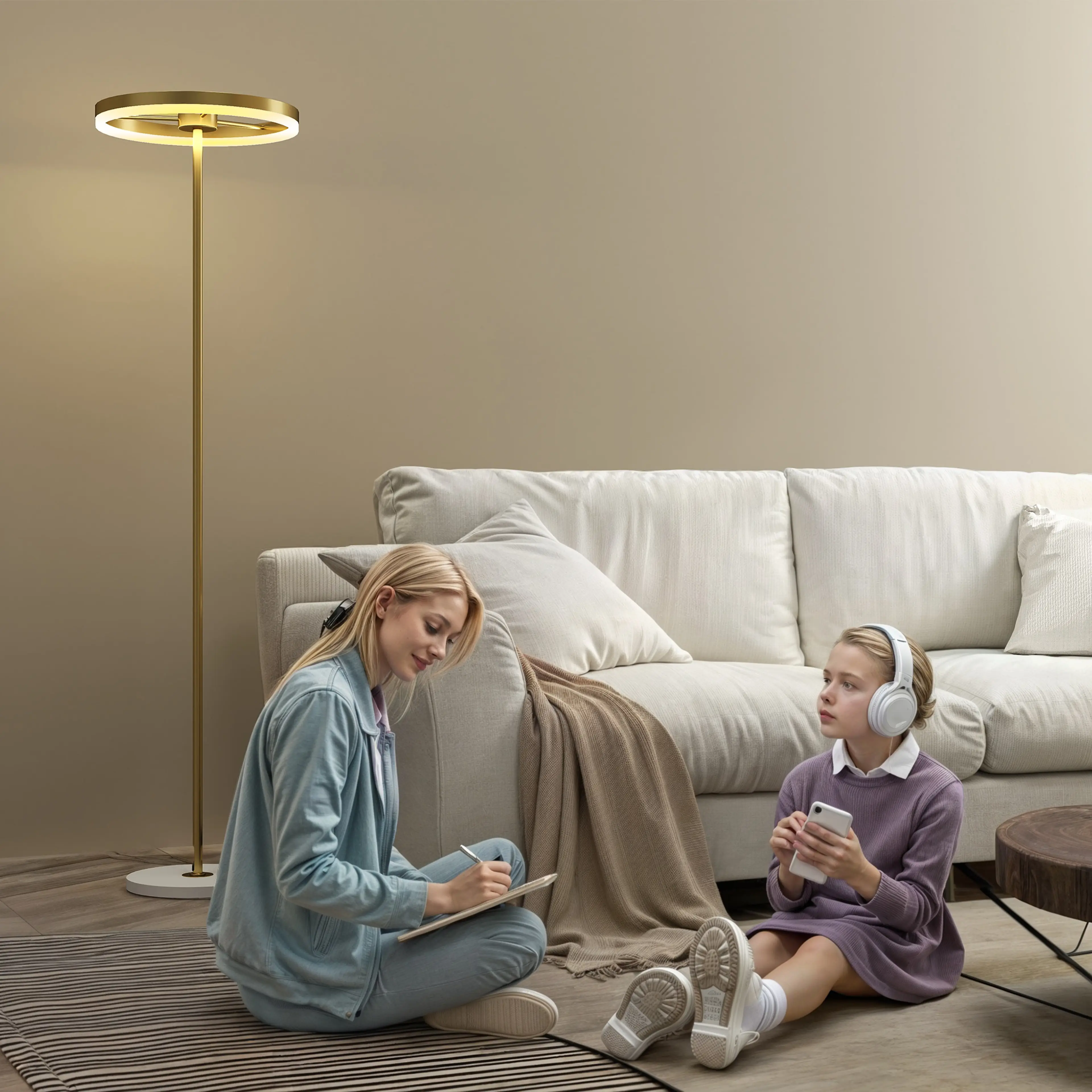 Två personer sitter i soffan under lampans tända skärm