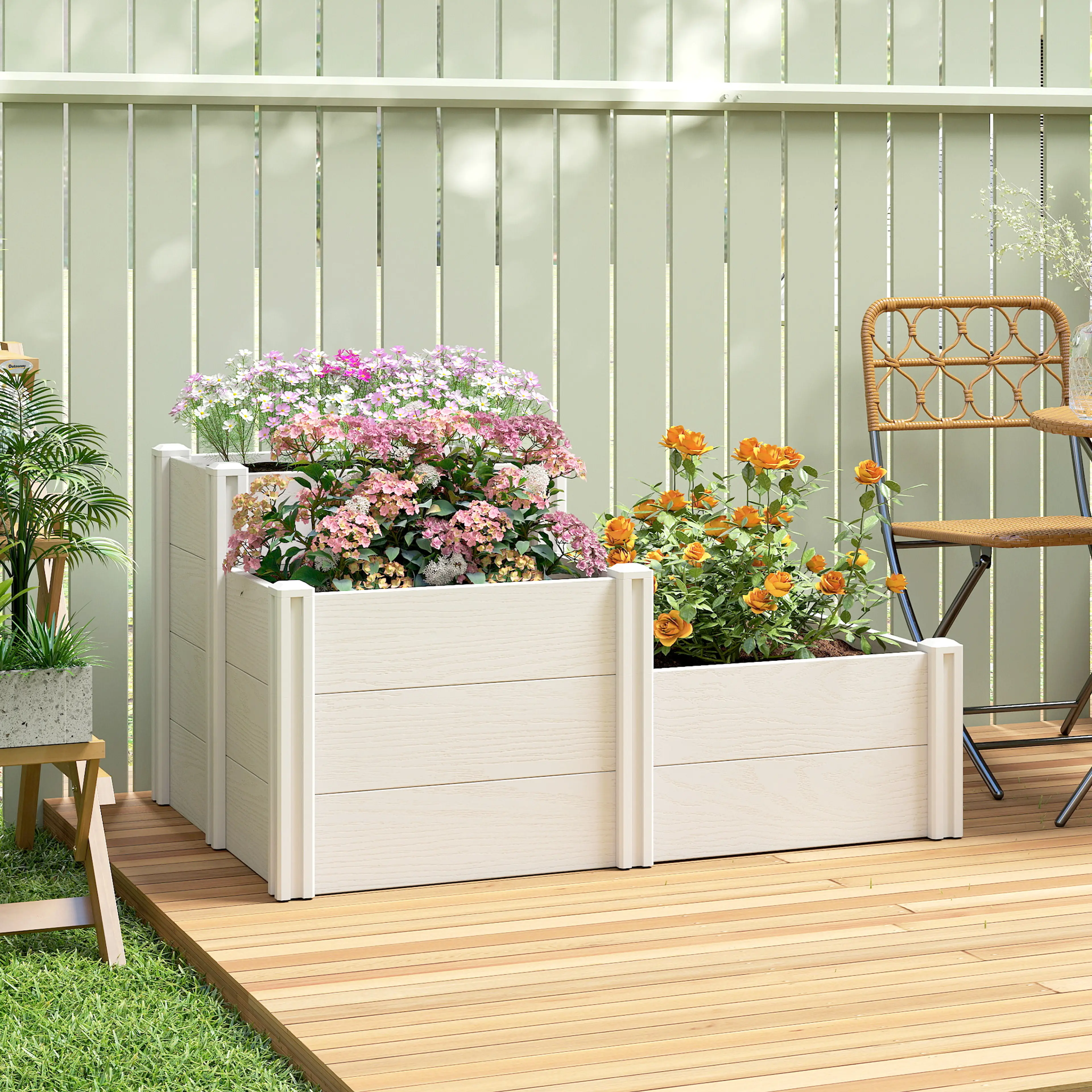 Odlingslådan i tre plan planterad med blommor på en altan